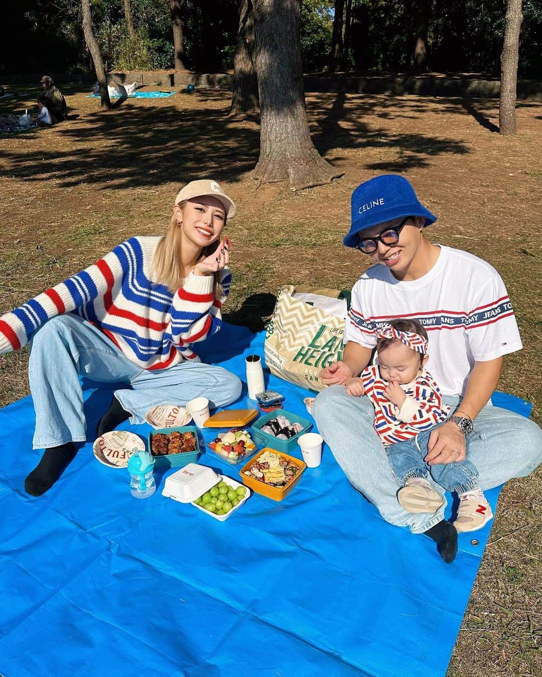 甲村仁絵さんのインスタグラム写真 - (甲村仁絵Instagram)「ピクニック日和だったので お弁当作って公園に👨‍👩‍👧☀️☀️  色んなものに興味津々で たくさん動き回って笑顔いっぱいの娘👸🏼💗 幸せすぎる休日だった🤤  #ピクニック　#公園　#シミラールック　#picnic  #お弁当」11月6日 21時06分 - hitoe_style