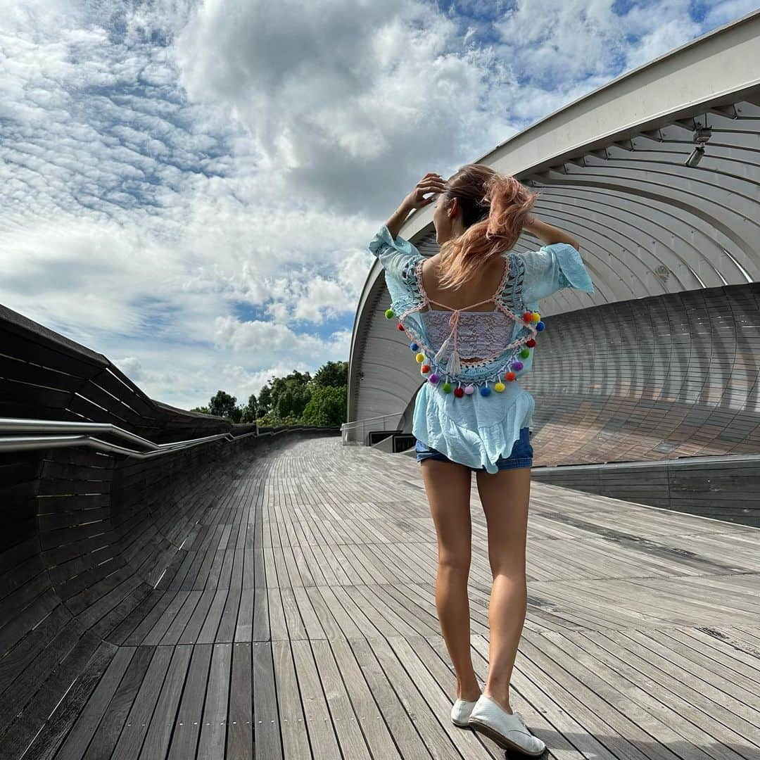 市原彩花さんのインスタグラム写真 - (市原彩花Instagram)「Henderson waves🕊  不思議な形の景色の良い橋🕊 軽めなハイキングコースの途中にあるよ🌱 コースには小さめのマーライオンや絶景スポットもあるから、お散歩にオススメ✨  うちらはWildseed cafeから歩いてきた🌼 Mount Faber駅のゴンドラのオブジェ一人で乗ってたらめちゃ寂しい感じになった🤣  #hendersonwaves#bridge#singapore#シンガポール#singapura#海外生活#海外旅行#海外移住#シンガポール生活#シンガポール在住#싱가포르#新加坡 #あーちゃんシンガポール」11月6日 21時20分 - ayaka_ichihara