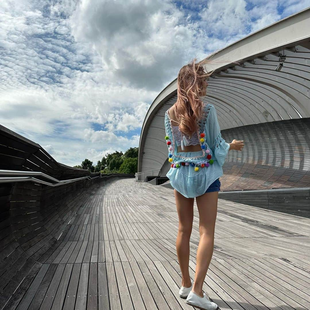 市原彩花さんのインスタグラム写真 - (市原彩花Instagram)「Henderson waves🕊  不思議な形の景色の良い橋🕊 軽めなハイキングコースの途中にあるよ🌱 コースには小さめのマーライオンや絶景スポットもあるから、お散歩にオススメ✨  うちらはWildseed cafeから歩いてきた🌼 Mount Faber駅のゴンドラのオブジェ一人で乗ってたらめちゃ寂しい感じになった🤣  #hendersonwaves#bridge#singapore#シンガポール#singapura#海外生活#海外旅行#海外移住#シンガポール生活#シンガポール在住#싱가포르#新加坡 #あーちゃんシンガポール」11月6日 21時20分 - ayaka_ichihara