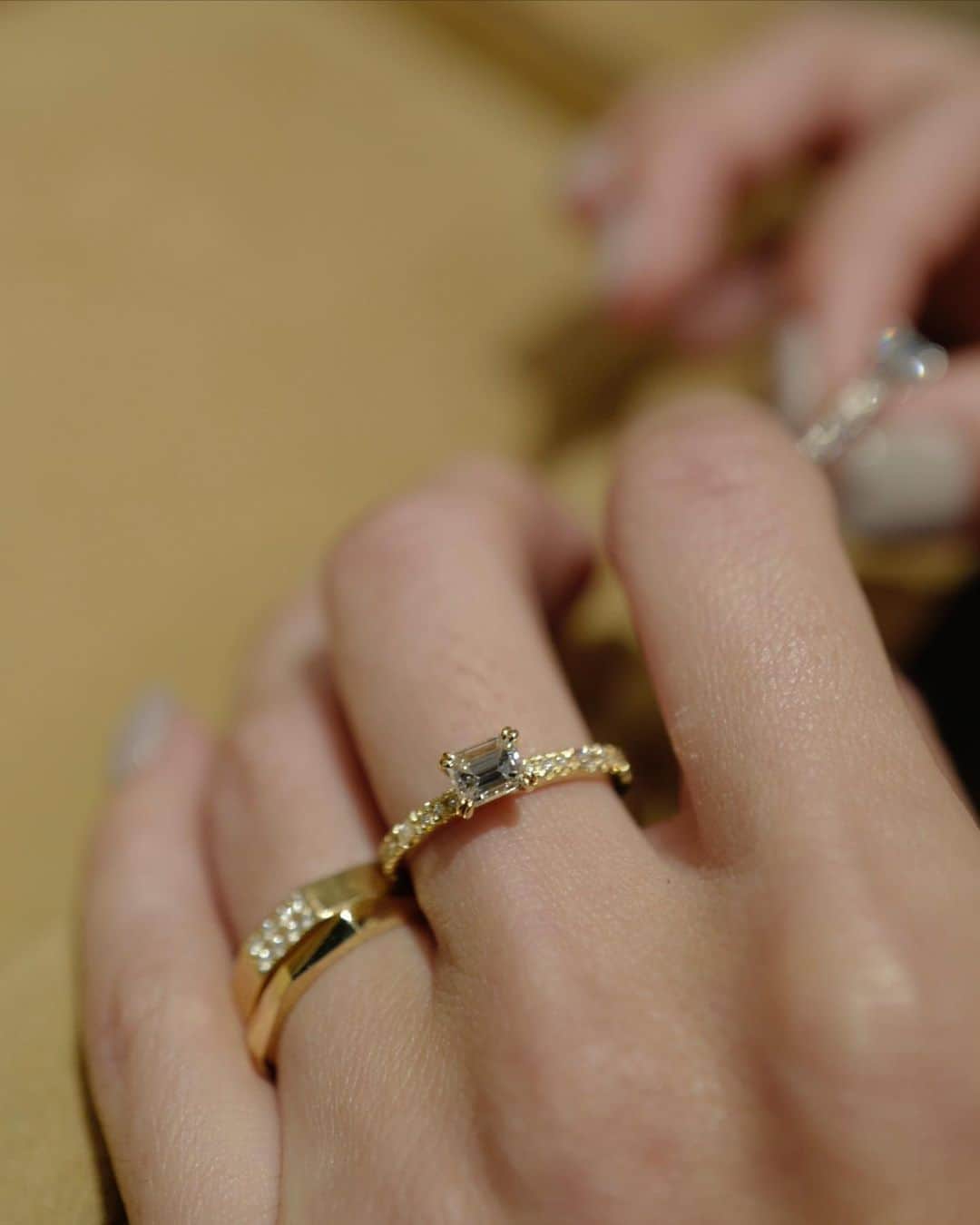 荻原桃子さんのインスタグラム写真 - (荻原桃子Instagram)「私のつけている結婚指輪のブランドでもある @orecchio_bridal 💍  20th Anniversaryの限定モデルが出たという事で  UN3D.のオフィスからも近い 表参道にある本店にお邪魔しました✨  オレッキオは  ファッションにも馴染む  スクエアなカッティングが特徴な モダンなジュエリーが豊富で  とってもオススメなブライダルジュエリーブランド💎  記念日のタイミングで 少しずつ集めて 重ねづけを楽しむのも良いなぁ  年々ジュエリーに興味が深々です✨  #オレッキオ #結婚指輪 #婚約指輪」11月6日 22時00分 - momokoogihara