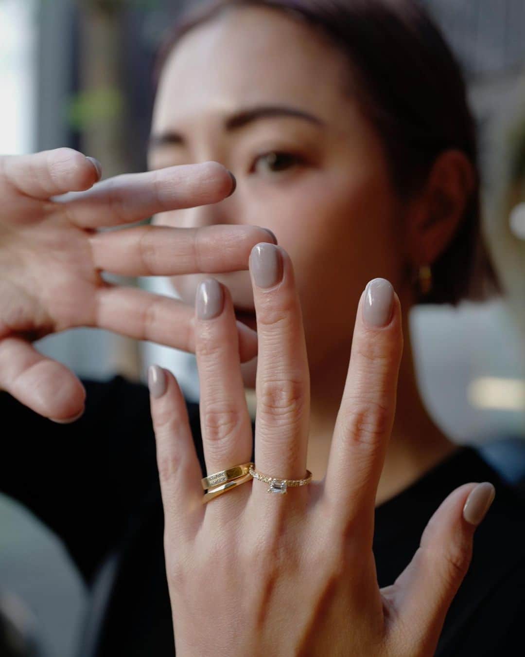 荻原桃子さんのインスタグラム写真 - (荻原桃子Instagram)「私のつけている結婚指輪のブランドでもある @orecchio_bridal 💍  20th Anniversaryの限定モデルが出たという事で  UN3D.のオフィスからも近い 表参道にある本店にお邪魔しました✨  オレッキオは  ファッションにも馴染む  スクエアなカッティングが特徴な モダンなジュエリーが豊富で  とってもオススメなブライダルジュエリーブランド💎  記念日のタイミングで 少しずつ集めて 重ねづけを楽しむのも良いなぁ  年々ジュエリーに興味が深々です✨  #オレッキオ #結婚指輪 #婚約指輪」11月6日 22時00分 - momokoogihara