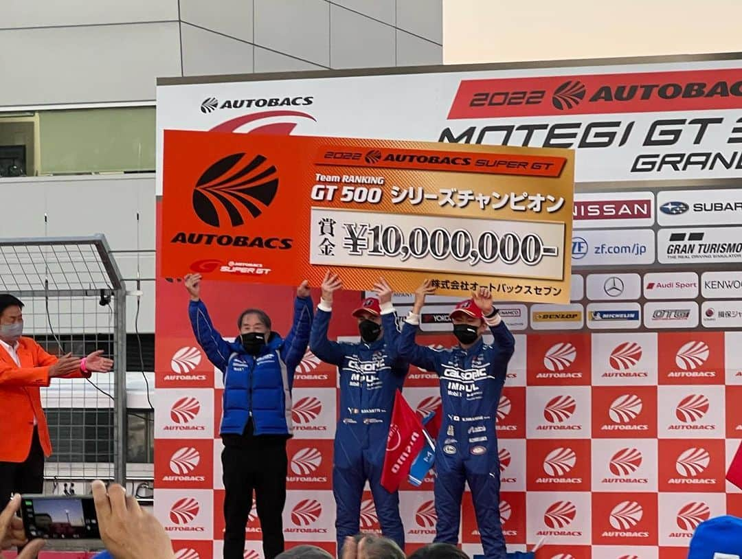 福江菜々華さんのインスタグラム写真 - (福江菜々華Instagram)「#SUPERGT  CALSONIC TEAM IMPUL 🏆2022シリーズチャンピオン🏆 獲得しました！✨ なんと27年ぶりのチャンピオン！！👏👏👏  終始大荒れのレースの中ガンガン攻める12号車。 ヒヤヒヤしたけどIMPULらしくてかっこよかった！！😭👏 最初から最後までほんっとにハラハラドキドキでした。  長年レースクイーンをやっていてもシリーズチャンピオンを経験できるってのはなかなか無い貴重なことで、このチームの一員として活動できたことは本当に幸せです！  やっぱり レースって面白いですね、、！  そして強くてアットホームで 楽しいこのチームが大好きです😭🫶🏻💕  ファンの皆さんも寒い中 応援ありがとうございました✨  今シーズンのレースは終了しましたが 12/4のニスモフェスにも参加するので 皆さんまたそこで会いましょう〜👋❤ 　 　 #SGT#GT #IMPUL  #インパル #CALSONIC #カルソニック #ITOCHUENEX #伊藤忠エネクス  #carenex #カーエネクス #IMPULでんき」11月7日 0時52分 - nanaka_fukue