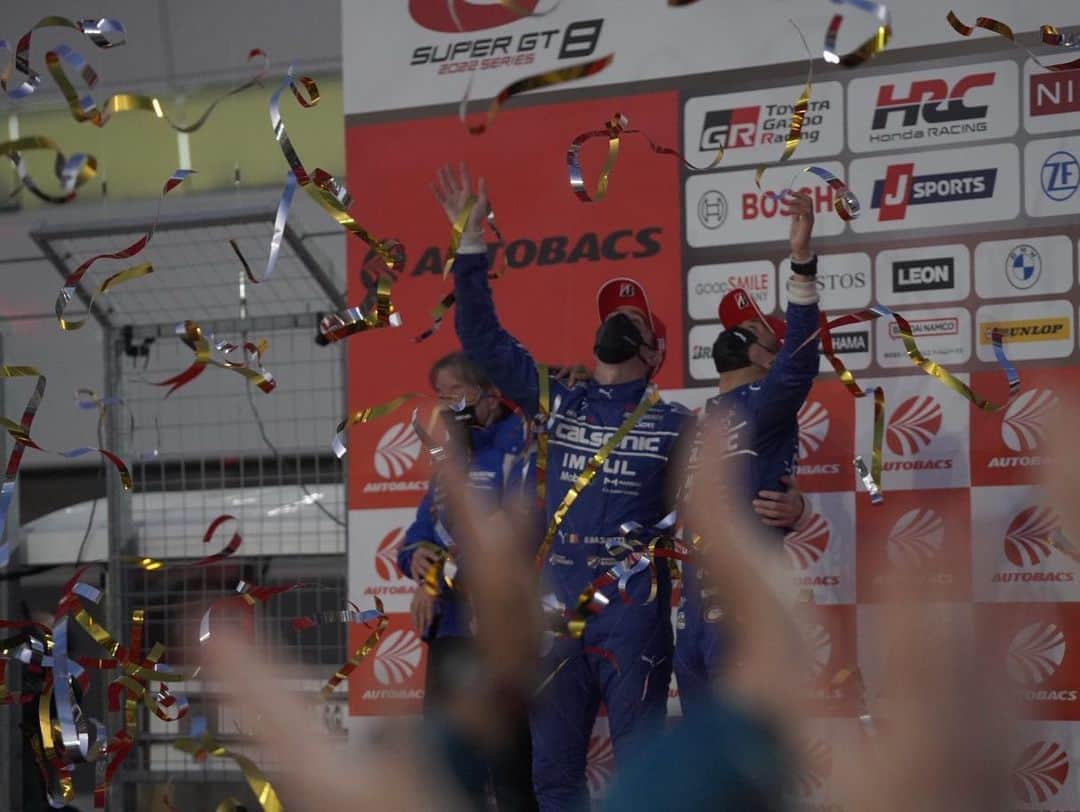 福江菜々華さんのインスタグラム写真 - (福江菜々華Instagram)「#SUPERGT  CALSONIC TEAM IMPUL 🏆2022シリーズチャンピオン🏆 獲得しました！✨ なんと27年ぶりのチャンピオン！！👏👏👏  終始大荒れのレースの中ガンガン攻める12号車。 ヒヤヒヤしたけどIMPULらしくてかっこよかった！！😭👏 最初から最後までほんっとにハラハラドキドキでした。  長年レースクイーンをやっていてもシリーズチャンピオンを経験できるってのはなかなか無い貴重なことで、このチームの一員として活動できたことは本当に幸せです！  やっぱり レースって面白いですね、、！  そして強くてアットホームで 楽しいこのチームが大好きです😭🫶🏻💕  ファンの皆さんも寒い中 応援ありがとうございました✨  今シーズンのレースは終了しましたが 12/4のニスモフェスにも参加するので 皆さんまたそこで会いましょう〜👋❤ 　 　 #SGT#GT #IMPUL  #インパル #CALSONIC #カルソニック #ITOCHUENEX #伊藤忠エネクス  #carenex #カーエネクス #IMPULでんき」11月7日 0時52分 - nanaka_fukue