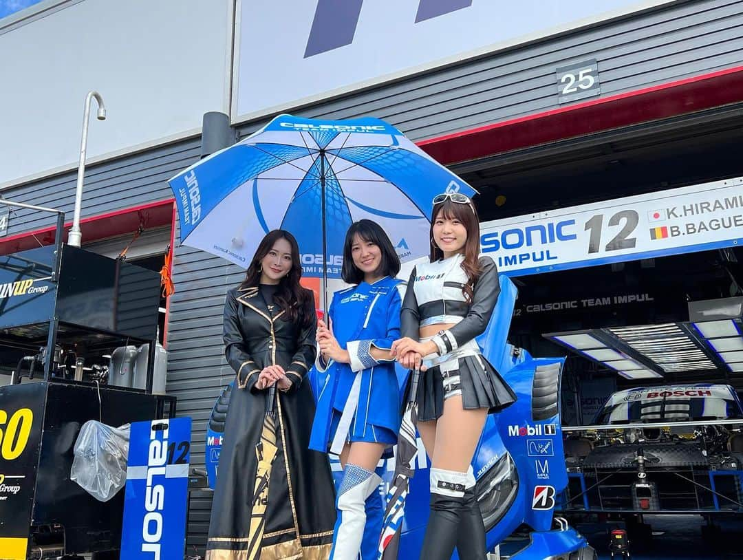 福江菜々華さんのインスタグラム写真 - (福江菜々華Instagram)「#SUPERGT  CALSONIC TEAM IMPUL 🏆2022シリーズチャンピオン🏆 獲得しました！✨ なんと27年ぶりのチャンピオン！！👏👏👏  終始大荒れのレースの中ガンガン攻める12号車。 ヒヤヒヤしたけどIMPULらしくてかっこよかった！！😭👏 最初から最後までほんっとにハラハラドキドキでした。  長年レースクイーンをやっていてもシリーズチャンピオンを経験できるってのはなかなか無い貴重なことで、このチームの一員として活動できたことは本当に幸せです！  やっぱり レースって面白いですね、、！  そして強くてアットホームで 楽しいこのチームが大好きです😭🫶🏻💕  ファンの皆さんも寒い中 応援ありがとうございました✨  今シーズンのレースは終了しましたが 12/4のニスモフェスにも参加するので 皆さんまたそこで会いましょう〜👋❤ 　 　 #SGT#GT #IMPUL  #インパル #CALSONIC #カルソニック #ITOCHUENEX #伊藤忠エネクス  #carenex #カーエネクス #IMPULでんき」11月7日 0時52分 - nanaka_fukue