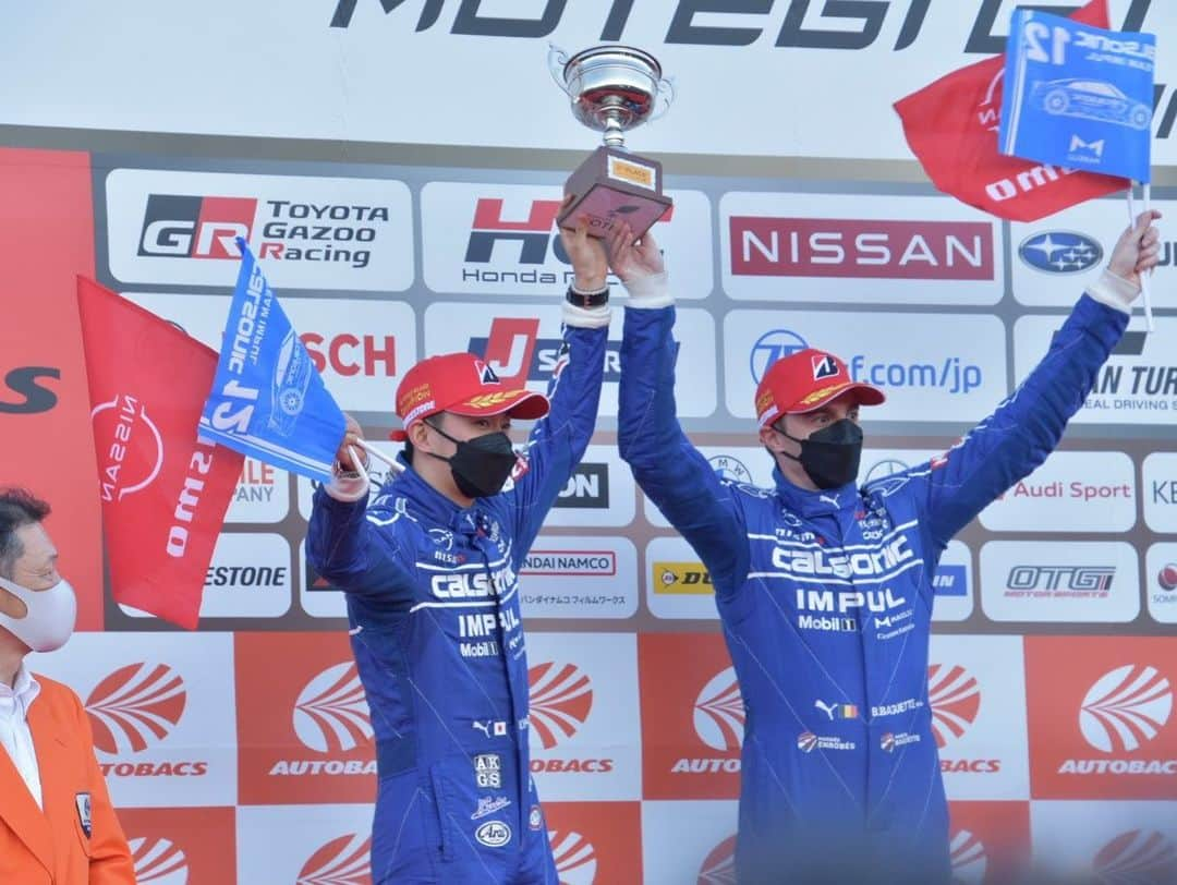 福江菜々華さんのインスタグラム写真 - (福江菜々華Instagram)「#SUPERGT  CALSONIC TEAM IMPUL 🏆2022シリーズチャンピオン🏆 獲得しました！✨ なんと27年ぶりのチャンピオン！！👏👏👏  終始大荒れのレースの中ガンガン攻める12号車。 ヒヤヒヤしたけどIMPULらしくてかっこよかった！！😭👏 最初から最後までほんっとにハラハラドキドキでした。  長年レースクイーンをやっていてもシリーズチャンピオンを経験できるってのはなかなか無い貴重なことで、このチームの一員として活動できたことは本当に幸せです！  やっぱり レースって面白いですね、、！  そして強くてアットホームで 楽しいこのチームが大好きです😭🫶🏻💕  ファンの皆さんも寒い中 応援ありがとうございました✨  今シーズンのレースは終了しましたが 12/4のニスモフェスにも参加するので 皆さんまたそこで会いましょう〜👋❤ 　 　 #SGT#GT #IMPUL  #インパル #CALSONIC #カルソニック #ITOCHUENEX #伊藤忠エネクス  #carenex #カーエネクス #IMPULでんき」11月7日 0時52分 - nanaka_fukue