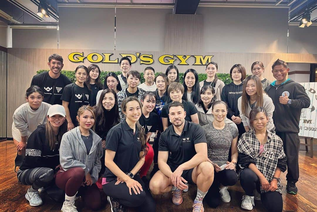 岡部友さんのインスタグラム写真 - (岡部友Instagram)「Glute training summit 二日間無事に終わりました！アースロー(@arturogarcia_gb )をスペインからお招きしてのセミナーでした。  理論を学び実践して落とし込む作業は簡単ではないですが、そのプロセスがまた楽しい💪☺️ なぜならそれが何をもたらすか確実に分かるから。  難しくても習得したら変化すると思えるから頑張れる！  1ミリの動作を見抜けるように 次にフォームが崩れることを前もって見抜けるように アースロー(@arturogarcia_gb )から吸収するものが多かったと思います！  吸収するものは自分がそこに向けて努力している方が気づきは多いはず！次回アースローに来てもらえる時までそれぞれで頑張って、また新たな気づきができるようになっていたいですね！  たくさんの方にお集まり頂きありがとうございました！  @arturogarcia_gb  @spiceupfitness_official  @spiceupfitness_shinsaibashi  @spiceupfitness_neo_umeda  @goldsgym.shinsaibashiosaka  @fs_links_umeda   #glutetraining #スパイスアップフィットネス #ヒップトレーニング #大臀筋 #大臀筋トレーニング #岡部友」11月7日 9時14分 - tomo_fitness