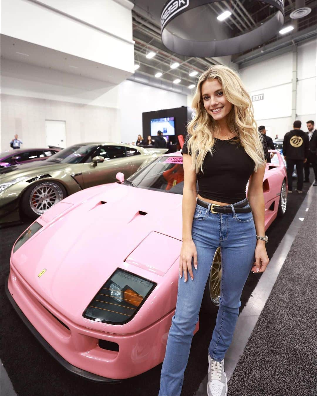 Lindsay Brewerさんのインスタグラム写真 - (Lindsay BrewerInstagram)「SEMA recap✨🎥   it was great meeting you all at the @auto_shocker booth! And to host the SEMA special with @brenton_tv airing on @motortrendtv! What a week😍」11月7日 14時07分 - lindsaymariebrewer