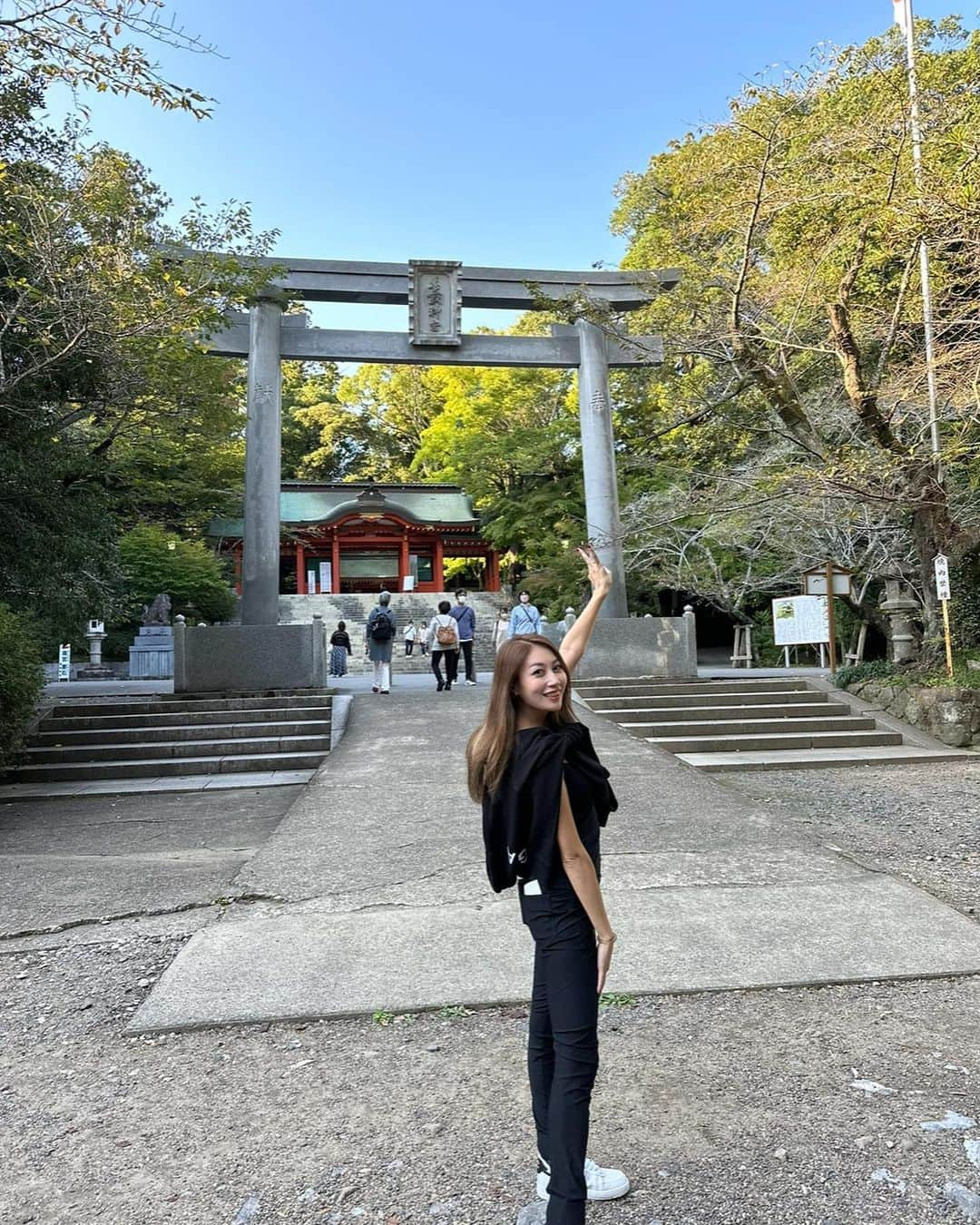 齋藤菜月さんのインスタグラム写真 - (齋藤菜月Instagram)「今日は#天赦日　ですね✨  吉日にはお店とも実家とも一番近い代々木八幡宮にお参りに行っています⛩  先日 #東国三社巡り をしてきました🦌 #鹿島神宮 #香取神宮#息栖神社 空気も澄んでて すごく素敵だった🥹  #大洗磯前神社 の岩礁に立つ鳥居も見れて パワーたくさんもらった💖💖💖 川桝さんのうなぎがミルフィーユになっていて 鰻が挟まれててテンション上がった！ 好きなものTOP 3に鰻が入るくらい鰻好き🥹❤️  奥宮まで歩いていくことが多いのですが、 いつも山道で 最後はトレーニングみたいになってる🤣  休日はほぼトレーニングウェアで過ごしてるから楽ちん👟  仕事の時との差が激しすぎて 別人の様になってます笑笑  パワースポットはやはり気が良くて、リフレッシュできるから大好き🥹❤️‍🔥  #パワースポット#⛩ #最近加工するの面倒で何もしてません」11月7日 16時24分 - irisnacchi