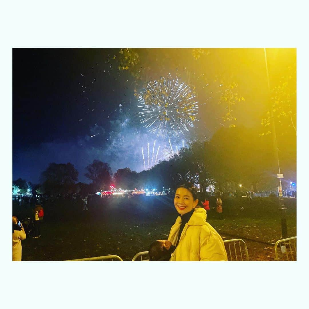 秋元玲奈さんのインスタグラム写真 - (秋元玲奈Instagram)「@batterseaparklondon で行われた花火大会。ファミリーデーがあったので、家族で行ってきました🎆 花火は日本でよく見に行っていたので懐かしく🥲 でも、ダウンジャケットを着て、花火を見るのは初体験😂 会場がそんなに人でごった返していないのも新鮮👍  公園に向かう橋がライトアップされていて幻想的でした✨ #london #londonlife #batterseapark  #batterseaparkfireworks  #mumofthreeboys」11月7日 17時01分 - rena_akimoto