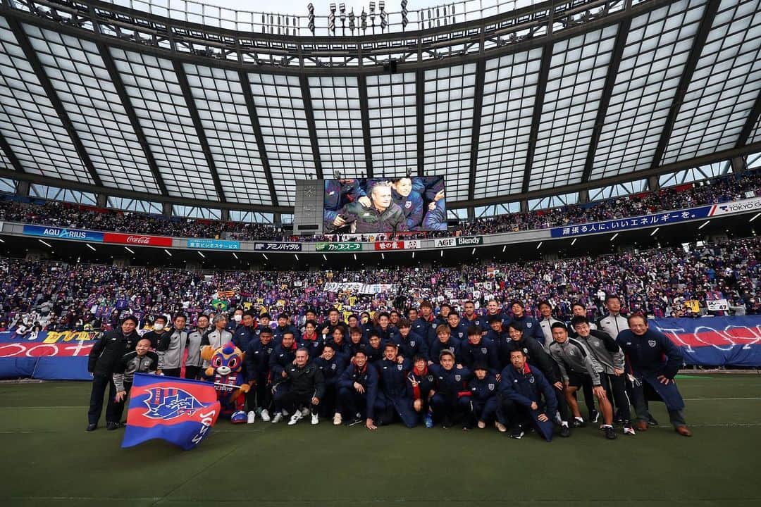 長友佑都さんのインスタグラム写真 - (長友佑都Instagram)「1年間応援ありがとうございました！ どんな時も愛情溢れる皆さんの応援に何度も救われました。 アルベル監督、スタッフ、チームメイト、サポーターの皆さんが繋いでくれたワールドカップ。 青赤の誇りを胸に戦ってきます！ @fctokyoofficial」11月7日 17時12分 - yutonagatomo55