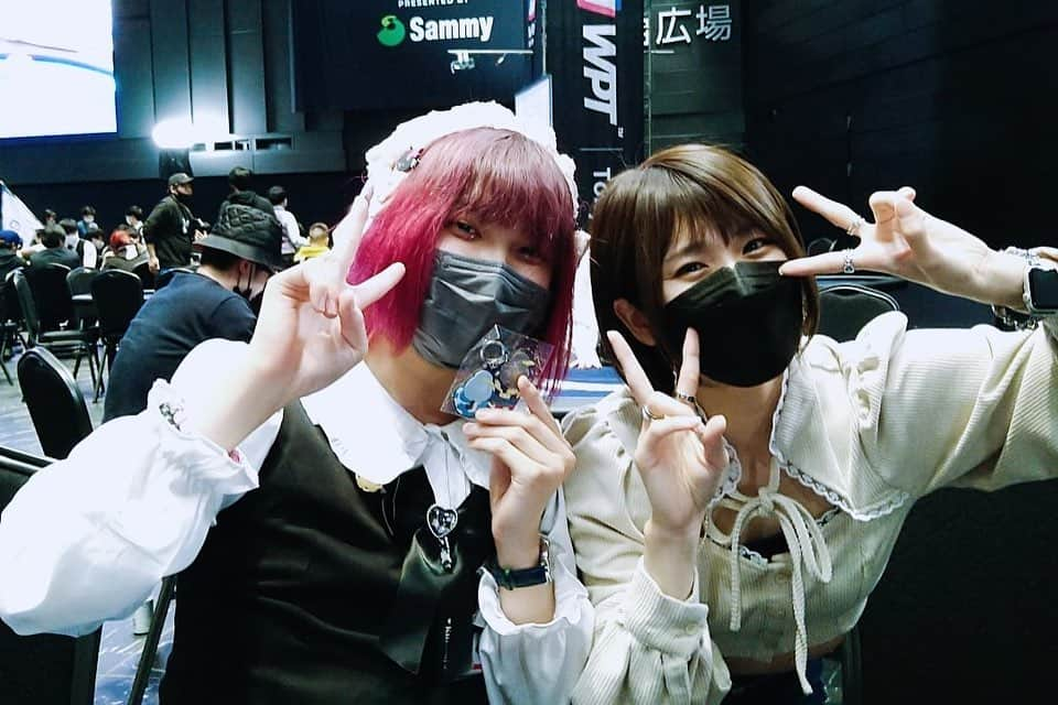 来栖うさこさんのインスタグラム写真 - (来栖うさこInstagram)「♣️  WPTTokyo の思い出‼️🌈  今回は三日間参加してきました✨ MIXにハマってるから、ﾊﾞﾄﾞｩｰｷﾞ、2-7、triple draw、PLO  友人たちもみんなMIX…🤣💕💕💕💕💕 終わったらみんなでご飯行って、またMIXして 毎日濃厚で最高に楽しかったぁぁぁぁあ  友達がtriple draw FT行って 皆で見守ったのアツかった〜‼️  ドラマチック過ぎて興奮した😹✨ (ドローポーカーって、ドラマチック、笑)  遅い時間のFTなのに 皆がテーブルの様子を見守りながら 応援するとこにポーカートナメの魅力を感じた🤤✨  みんなで一緒に勝ったり負けたり 気持ちを共有できるのは良いなあ🙏💕」11月7日 19時50分 - kurusu_usako