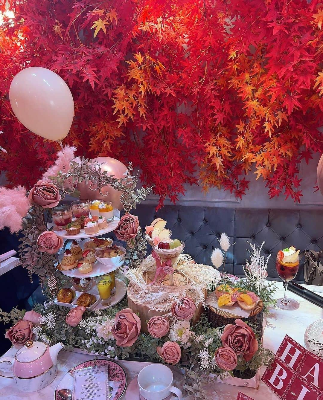 小松崎真理さんのインスタグラム写真 - (小松崎真理Instagram)「@hautecouturecafe_official のafternoon tea☕️🧁 友達の誕生日お祝いに行って来たよ😌🍁 ・ 毎回コンセプトが変わって、今回は紅葉🍁 めっちゃ可愛くて映えだった💕 ・ ・ ・ また絶対行きた〜い☕️🧁 ・ ・ ・ #中目黒#中目黒カフェ#アフタヌーンティー#カフェ#紅葉#誕生日#バースデープレート#バースデー#女子会#アフタヌーン#ランチ」11月7日 20時40分 - xs2.mari.s2x