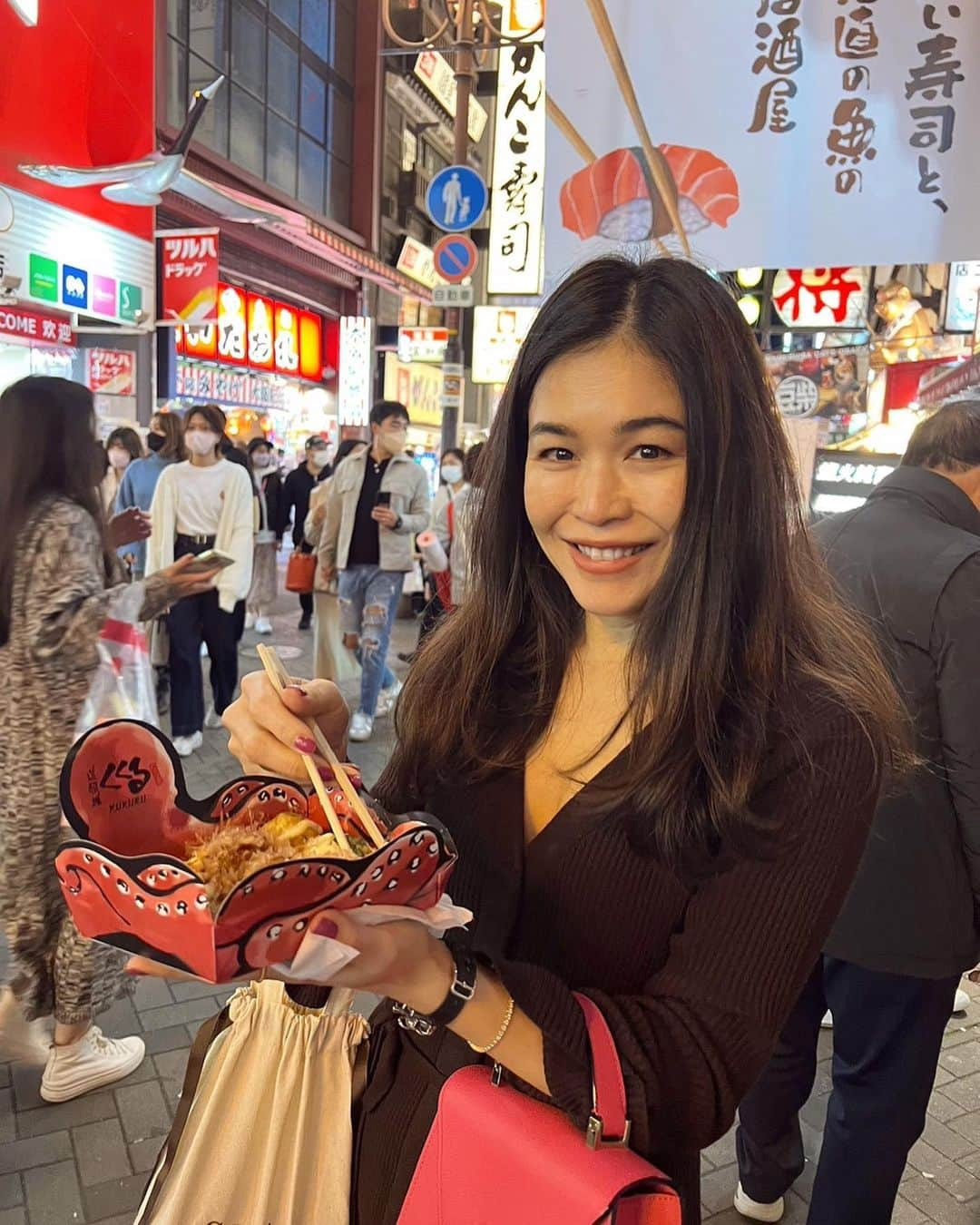 辻直子さんのインスタグラム写真 - (辻直子Instagram)「#osaka#doutonbori#namba#17:35#flourday👌🏻 #食事の待ち合わせまであと25分#どうしてもお腹とお腹がくっつく2秒前#たこ焼きを🐙#どうしても我慢できませんでした  道頓堀でタクシーを降りて やっぱり数年ぶりのグリコはいいね🫶🏻そのセリフで終わるはずだったのに  ちょっとだけたこ焼き🐙食べようか😝  遊覧船でバンドの演奏していたり、そんな景色を眺めながらのたこ焼き たまらない楽しい15分間を過ごしました  そのあとに待ち合わせしたお店のお好み焼きはたまらなく美味しくて#えびす#難波  もちろんおかわりいただきました🙏🏻💕😘  小麦粉の日♡最高にうれしくて楽しい日になりました」11月7日 20時43分 - naoko.ts