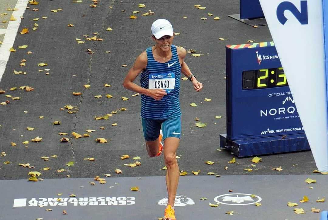 大迫傑さんのインスタグラム写真 - (大迫傑Instagram)「I finished 5th at NYC Marathon . 良いスタートが切れました。  僕がタフなアスリートである事、そして今年2月から再スタートした @pete.j.julian との歩みも有効であると再認識できた結果でした。  いつか僕の日が来る時に備えて、どんな時も目標、規律、一貫性を持って良いレースを積み重ねていきます！  例年にない暑さと湿度の中で走り切ったランナー達お疲れ様でした！  📷 @sho_ta.matsumoto」11月7日 20時46分 - suguru_osako