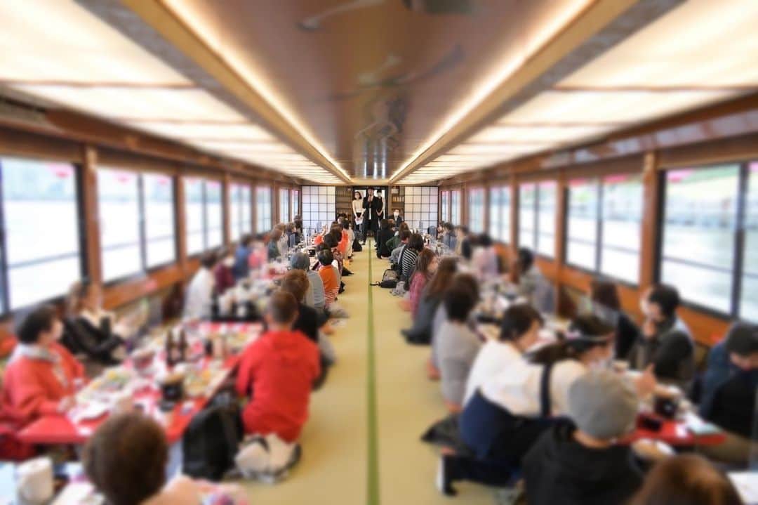 中澤卓也さんのインスタグラム写真 - (中澤卓也Instagram)「11月はファンイベントが3回！ 今日はその第一回目🎉㊗️ 東京のファンイベントは、みんなで屋形船へ👍 食事も美味しかったし、クイズで盛り上がったり、デュエットで盛り上がったり🎤笑 僕もプチ旅行気分で楽しませてもらいました〜、屋形船のスタッフの皆さんもありがとうございました！🫡✨ 次回は来週の月曜日、長野でりんご狩りだよ🍎  #ファンミーティング #屋形船 #プチ旅行気分 #楽しかった #みんなありがと #次回は長野で #りんご狩り #陽はまた昇る #中澤卓也」11月7日 22時45分 - takuya_nakazawa.118