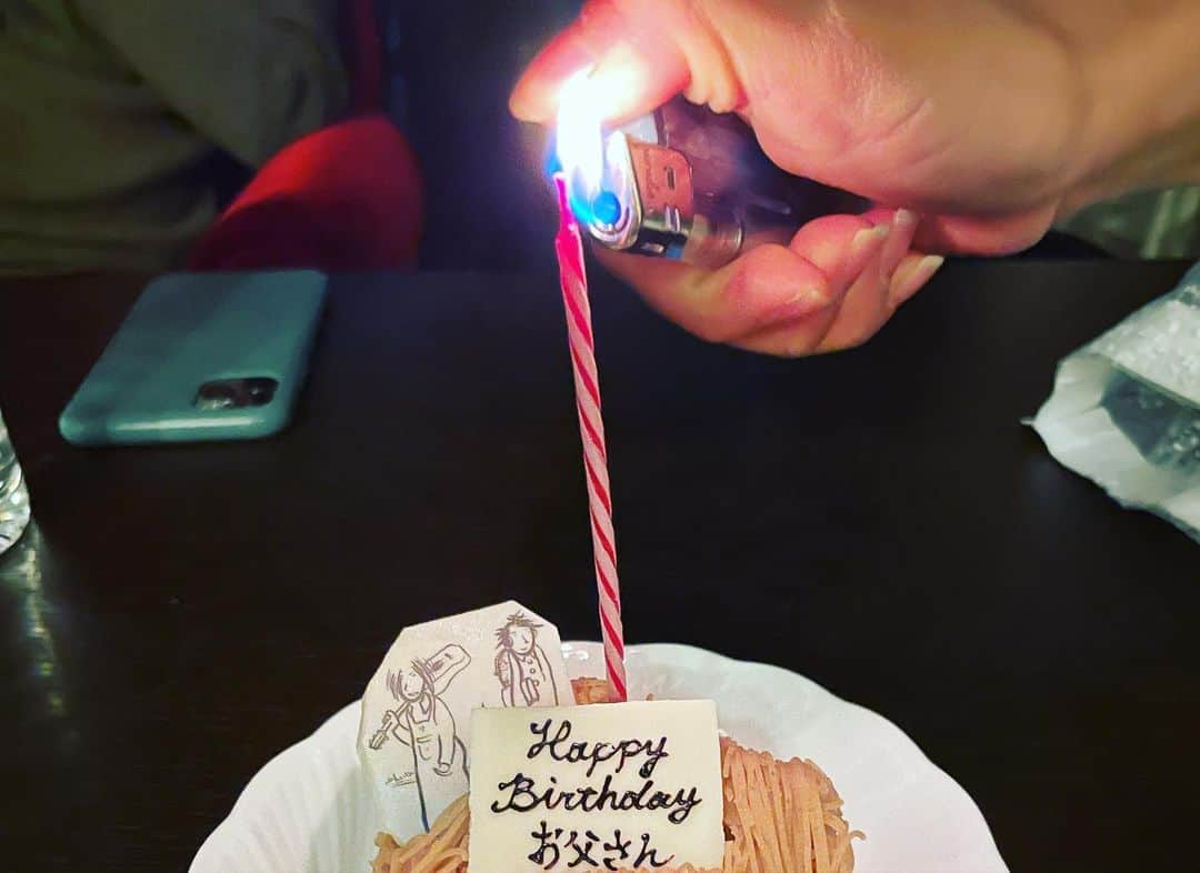 辻仁成さんのインスタグラム写真 - (辻仁成Instagram)「十斗のお兄ちゃんとお嫁さんが、ぼくの誕生日を祝ってくれました。  息子夫婦はとても可愛い夫婦なんです。こんな幸せを、ありがとう。いつまでも消したくなかったケーキの蝋燭の火、、、  詳しくは、JINSEI STORIES 滞日日記「息子さんとお嫁さんが、ぼくの誕生日を祝ってくれました。心で泣いた」を読んでみてね、、」11月8日 11時23分 - tsujihitonari