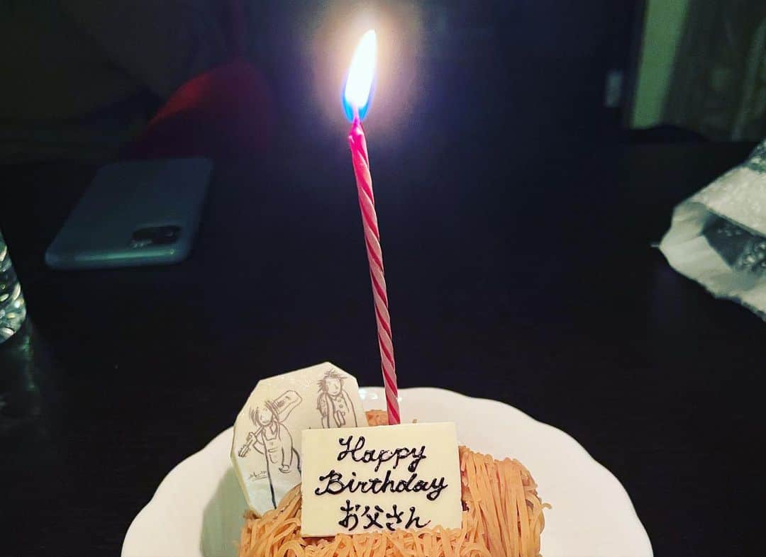 辻仁成さんのインスタグラム写真 - (辻仁成Instagram)「十斗のお兄ちゃんとお嫁さんが、ぼくの誕生日を祝ってくれました。  息子夫婦はとても可愛い夫婦なんです。こんな幸せを、ありがとう。いつまでも消したくなかったケーキの蝋燭の火、、、  詳しくは、JINSEI STORIES 滞日日記「息子さんとお嫁さんが、ぼくの誕生日を祝ってくれました。心で泣いた」を読んでみてね、、」11月8日 11時23分 - tsujihitonari
