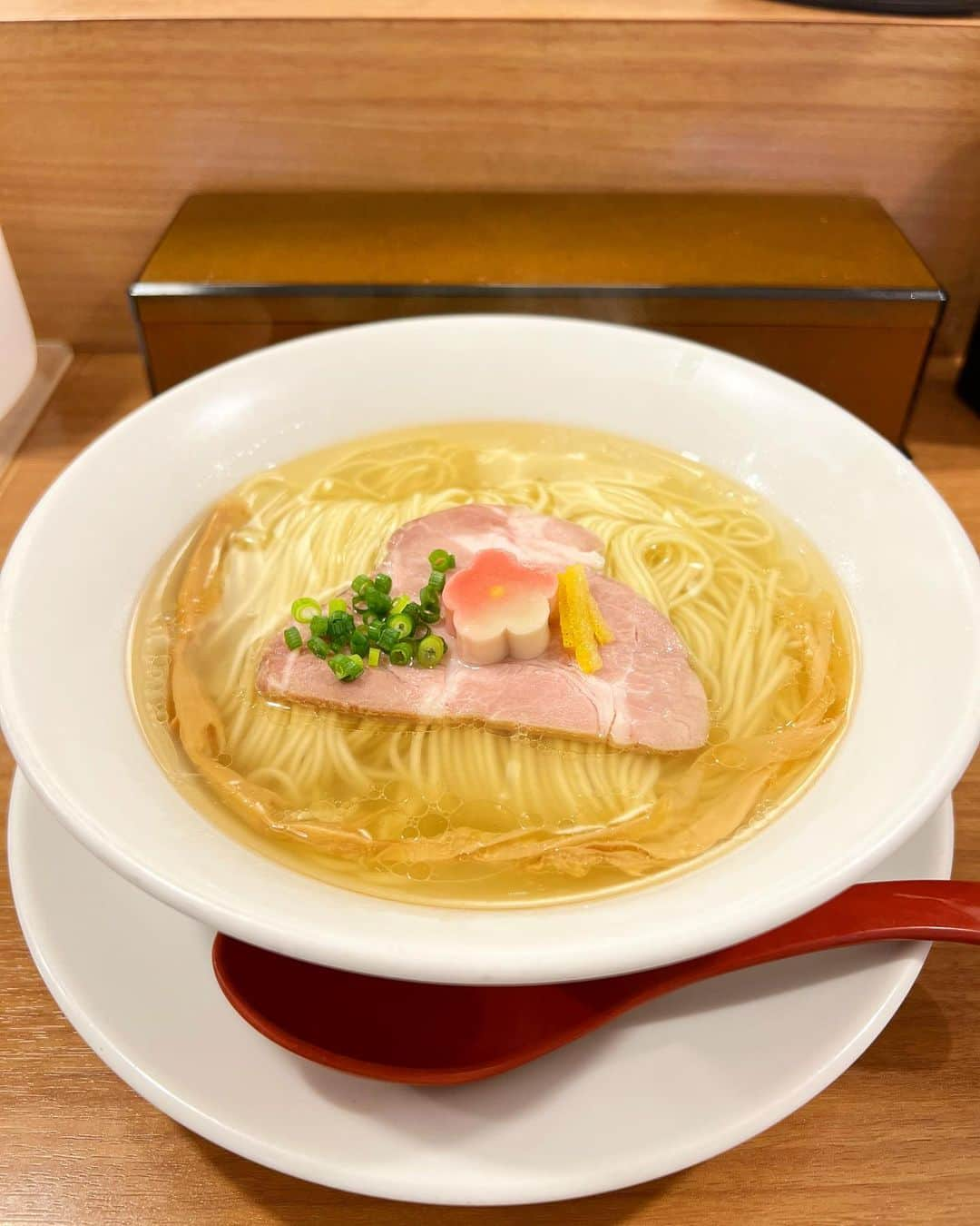 みもれもんさんのインスタグラム写真 - (みもれもんInstagram)「I ate sea bream ramen at a hidden famous restaurant in Akebonobashi, Tokyo❣️"Tai Shio Soba Touka"🍜The seafood soup was simple but delicious💖🐟  初❣️鯛ラーメン🍜🐟🥳 東京曙橋にある"鯛塩そば灯花" のラーメンを食べて来たょ😋💓 見た目はシンプルだけど 魚介の出汁がしみしみで とっても美味しかったねぇぇ😍😍  #みもれもん #Mimolemon #mimoremon #japanesegirl #黒髪 #ショートヘア#ボブ #人像攝影 #日本的 #粉我 #日本女孩 #fashion #japan #celine #曙橋 #灯花 #ラーメン」11月8日 12時02分 - mimore_mon0929