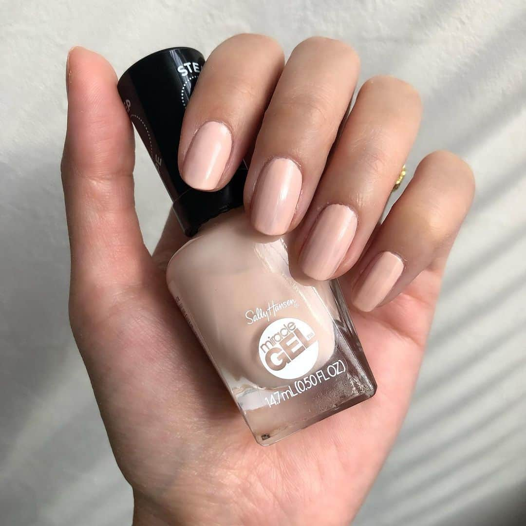 Mihoさんのインスタグラム写真 - (MihoInstagram)「Haileyのglazed donut nailに憧れて、こういうポリッシュ探してたの〜！！  全米No.1売り上げのサリーハンセン @sallyhansen_jp ってブランドのポリッシュとトップコートです❤️UVライトなし＆塗るだけでジェル級に長持ちするポリッシュと言われています☺️全国のバラエティショップやアマゾンで購入できるよ💅  使用色 ジェルフィニッシュ ネイルカラー(step1) 249 ピンキープロミス  ジェルフィニッシュ トップコート(step2) ユニコーン  ポリッシュは２度塗りでこの発色！  白っぽいカラーって筋になりやすいけど、ハケが太めで弾力があるからムラになりにくい。  トップコートは、まさにドーナツにかかったシロップみたいにちゅるんと仕上がって可愛すぎる🍩🤍  step1でカラー、step2でトップコートを重ねてます💅✨  #PR #妖精ネイル#フェアリーネイル#サリーハンセン#ジェルフィニッシュ」11月8日 12時23分 - march16m