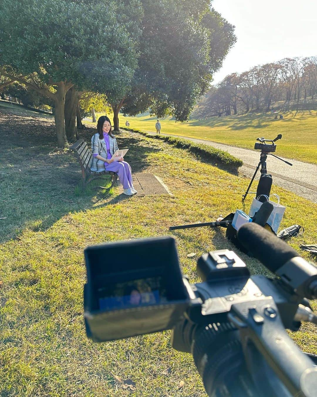 佐藤美樹さんのインスタグラム写真 - (佐藤美樹Instagram)「. . 秋晴れの雲ひとつない空が とても気持ち良くて、 公園の丘を駆け回りたくなりました。 . . 何も考えずに、 ただ、ぼーっとベンチに座って 本を読むのもいいですね📙 . . . 今週11／12（土）放送の ハマナビでは、 『横浜の公共建築』をテーマに お送りします！ . . インタビューさせて頂いた 建築士のお2人は、 仕事の延長線上に 自分たちの楽しみや 創造性を加えて、 素晴らしいものを作り出して いました。 . . 新たな価値や物を生み出す、 かっこいいですよね。 . 自分の当たり前とすることは、 他の場所や分野では、 必ずしも当たり前ではないこと。 . 新たな学びや気づきがあります☺️ . . 私には、何が出来るでしょうか。 . . . 💐横浜市役所の花壇、　 いつも綺麗で癒されています💐 . . 衣装提供🔽 ニット・パンツ @antiqua__official  . .  パープルが大好きなので、 とてもテンションが上がる お洋服でした。 ありがとうございます💓 . . ━─━─━─━─━─━─━─━─ #撮影  #根岸森林公園  #横浜市庁舎  #大倉山記念館  #ドラマロケ地  #テレビ神奈川  #tvk  #横浜  #ロケ #ヘアメイク  #アナウンサー  #秋  #佐藤美樹  #衣装  #衣装提供  #autumn  #smile  #yokohama  #flowers  #photo  #ootd  #ファインダー越しの私の世界」11月8日 13時17分 - satomiki0224