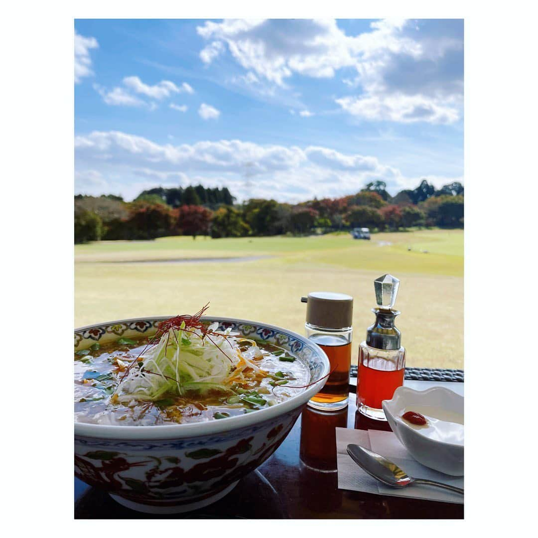 望月理恵さんのインスタグラム写真 - (望月理恵Instagram)「秋の日に 葉っぱも2人も こうようなり  紅葉と高揚、、  5点の才能(T . T)  もとい！  舞子ちゃんとゴルフに 行ってきました！ 最高のゴルフ日和  途中二人でパーを量産して 調子よかったのてすが、、 終わってみたらいつも通り 叩いてました😂 ゴルフは難しい。 でも楽しい！ そして、 何より舞子ちゃんの球が飛びまくりで気持ちいい！  お昼はテラスでご飯。 最高に美味しそうな 狩野舞子麺と酸辣湯麺が撮れました❣️ #ゴルフ#ゴルフウェア #狩野舞子　ちゃん 飛びすぎ問題！ 同じところから打たないでよー笑笑 #紅葉#高揚」11月8日 17時32分 - mochiee28