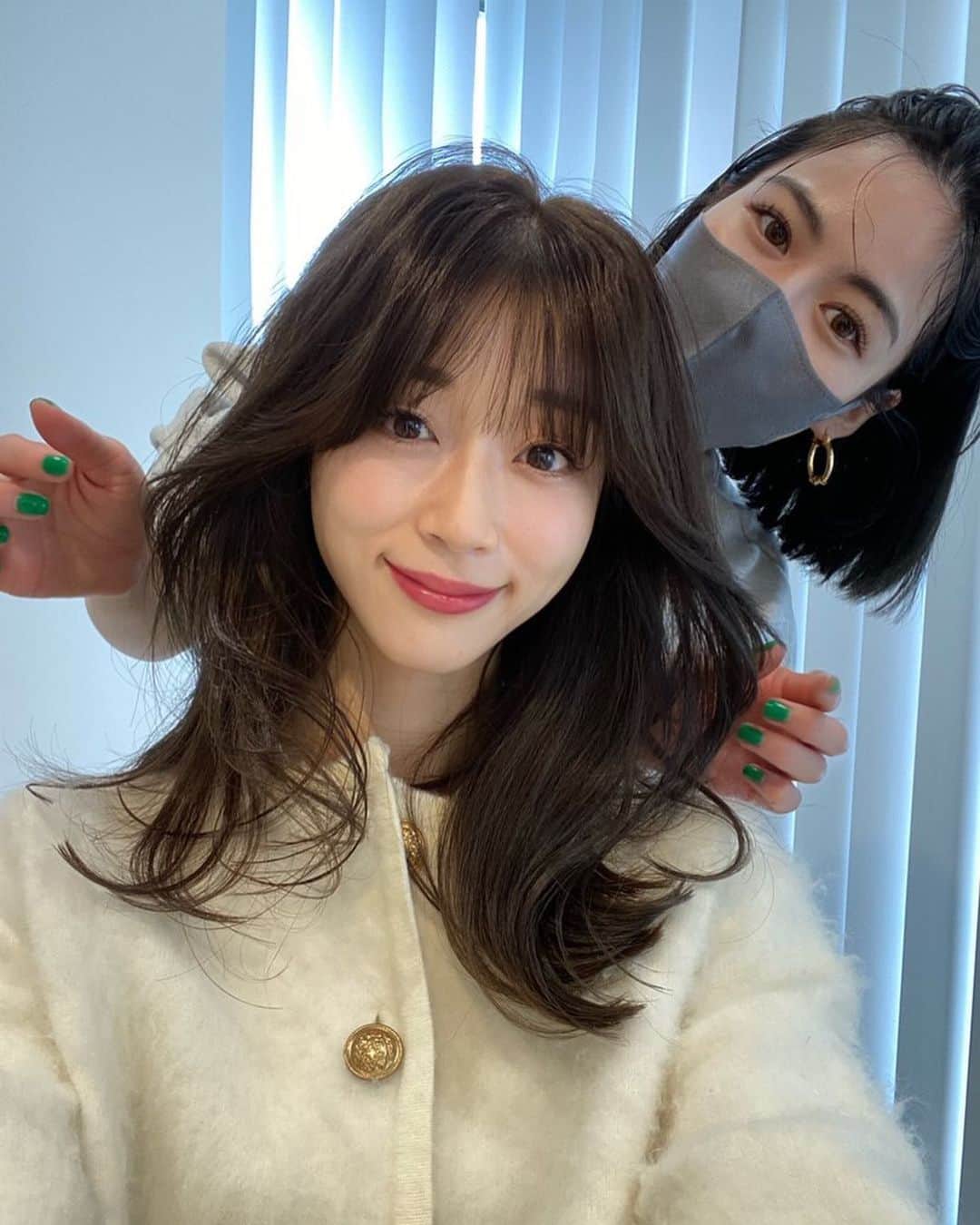 牧野結美さんのインスタグラム写真 - (牧野結美Instagram)「鎖骨セミディスタイル♡  @eri_miyamoto2394 さんに カットとカラーをしていただきました☺️  お顔まわりの繊細なレイヤーが とっても可愛いスタイルです💕  透明感のあるカラーもお気に入り✌🏻♡  #ブラウングレージュ #鎖骨ミディアム #鎖骨下ミディアム #鎖骨ボブ #くびれヘア #透明感ヘア #鎖骨ミディ #アラサーヘア #30代ヘアスタイル #秋ヘアカラー #30代美容 #アラサー美容」11月8日 18時39分 - yumi_makino_