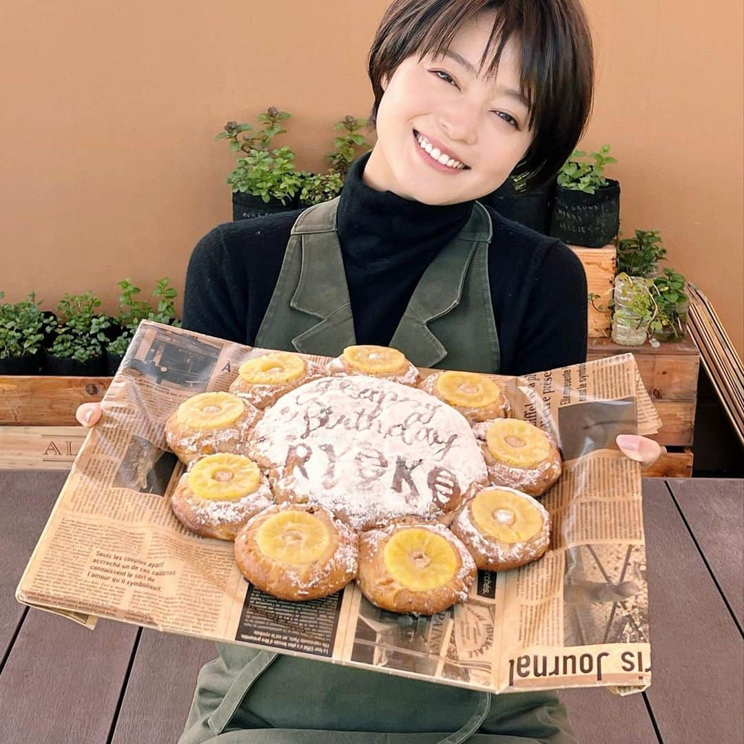 小林涼子さんのインスタグラム写真 - (小林涼子Instagram)「. わーい！33歳！  皆さま、沢山のお祝いのメッセージや愛あるコメント ありがとうございます😭読みながらじぃん❤️  お仕事しながら気づいたら誕生日になってたし、 今朝も朝から変わらず仕事してたら…ファームの皆が サプライズでお祝いをしてくれました😳⚡️ そして、 照光さんが送ってくださった バースデーパンも素敵すぎるーーー🍞 皆でシェアして、美味しくて幸せで、 昨年には想像できなかった温かい空間に泣けてしまいました。  マネージャーさん、スタッフの皆さん、ファンの皆さん… 沢山の方に祝っていただけて本当にしあわせーーー😂❤️ 感謝でいっぱいです。  33歳はみみのゾロ目🤪 皆さんのお声や応援を沢山聴きながら一緒に頑張りたいです。  近々に素敵なお知らせも沢山あるので、楽しみにしていてね🥰  #お誕生日 #happybirthday #happybirthdaytome」11月8日 20時22分 - ryoko_kobayashi_ryoko