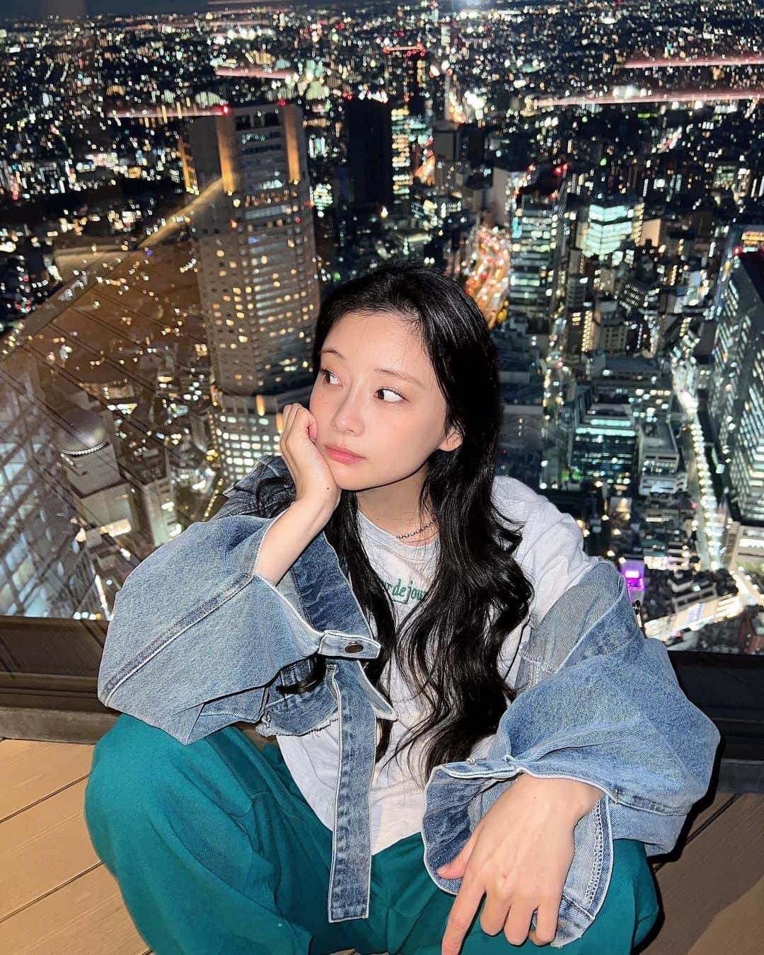 重盛さと美さんのインスタグラム写真 - (重盛さと美Instagram)「TOKYO🌃💤💤✨ 東京にきて、よかった。  未だに街と人の多さには慣れないけど🥶🫣 ビビリで全然友達も増えないけど🥶🫠 仕事以外は犬か近所の友達といる毎日だけど🥶🥱（笑） 　  皆んなに出会えて、よかった✨  いつも応援してくれてありがとう。 好きって言ってくれてありがとう。  東京にきて、本当によかった😌😊☺️！✨  久々に東京の夜景を見たら、 改めて、自分は東京にいるんだ！って思いました🤣😂🫣😱🤯（笑） そして何だか考え深い、 ぐっとくる気持ちになりました✨🙏  と言うわけで、✨ 自分も少しでもみんなの役に立てたら嬉しいなと思い、 私なりの応援ソングを作りました！☺️🧟‍♀️✨（笑） 今週木曜日11月10日に曲が出ます💙✨ MVは金曜日の21時公開です🐠🎬✨  明日ティザーあげますっ☺️ 楽しみにしてもらえたら嬉しいです🙏✨  それでは、 いつもありがとう！ おやすみ〜😗🌃💤🌙⭐✨」11月8日 21時42分 - satomi_shigemori