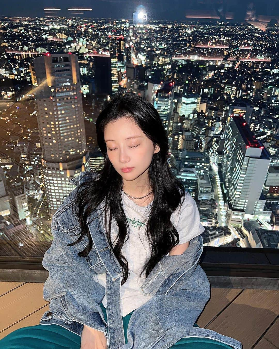 重盛さと美さんのインスタグラム写真 - (重盛さと美Instagram)「TOKYO🌃💤💤✨ 東京にきて、よかった。  未だに街と人の多さには慣れないけど🥶🫣 ビビリで全然友達も増えないけど🥶🫠 仕事以外は犬か近所の友達といる毎日だけど🥶🥱（笑） 　  皆んなに出会えて、よかった✨  いつも応援してくれてありがとう。 好きって言ってくれてありがとう。  東京にきて、本当によかった😌😊☺️！✨  久々に東京の夜景を見たら、 改めて、自分は東京にいるんだ！って思いました🤣😂🫣😱🤯（笑） そして何だか考え深い、 ぐっとくる気持ちになりました✨🙏  と言うわけで、✨ 自分も少しでもみんなの役に立てたら嬉しいなと思い、 私なりの応援ソングを作りました！☺️🧟‍♀️✨（笑） 今週木曜日11月10日に曲が出ます💙✨ MVは金曜日の21時公開です🐠🎬✨  明日ティザーあげますっ☺️ 楽しみにしてもらえたら嬉しいです🙏✨  それでは、 いつもありがとう！ おやすみ〜😗🌃💤🌙⭐✨」11月8日 21時42分 - satomi_shigemori