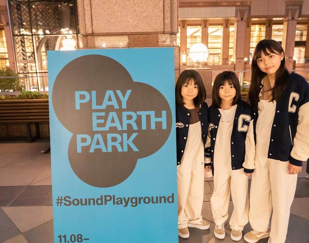 Yukiさんのインスタグラム写真 - (YukiInstagram)「今日から恵比寿ガーデンプレイスがリニューアルオープン♡  PLAY EARTH PARK YEBISU GARDEN PLACE Sound Playgroundは期間限定の遊び場は 木のボールプールがあったり音の鳴る楽器を作れて楽しかったー♡♡  THE NORTH FACE CAMPでは テントやアウトドアウェアの他にキャンプ初心者向けにテントの有料レンタルサービスもあるみたい👀💕  購入品はまた載せますね☺  #play_earth_park #play_earth_kids  #thenorthface  #恵比寿ガーデンプレイス #3姉妹 #双子 #pr」11月8日 22時35分 - yukikuu96