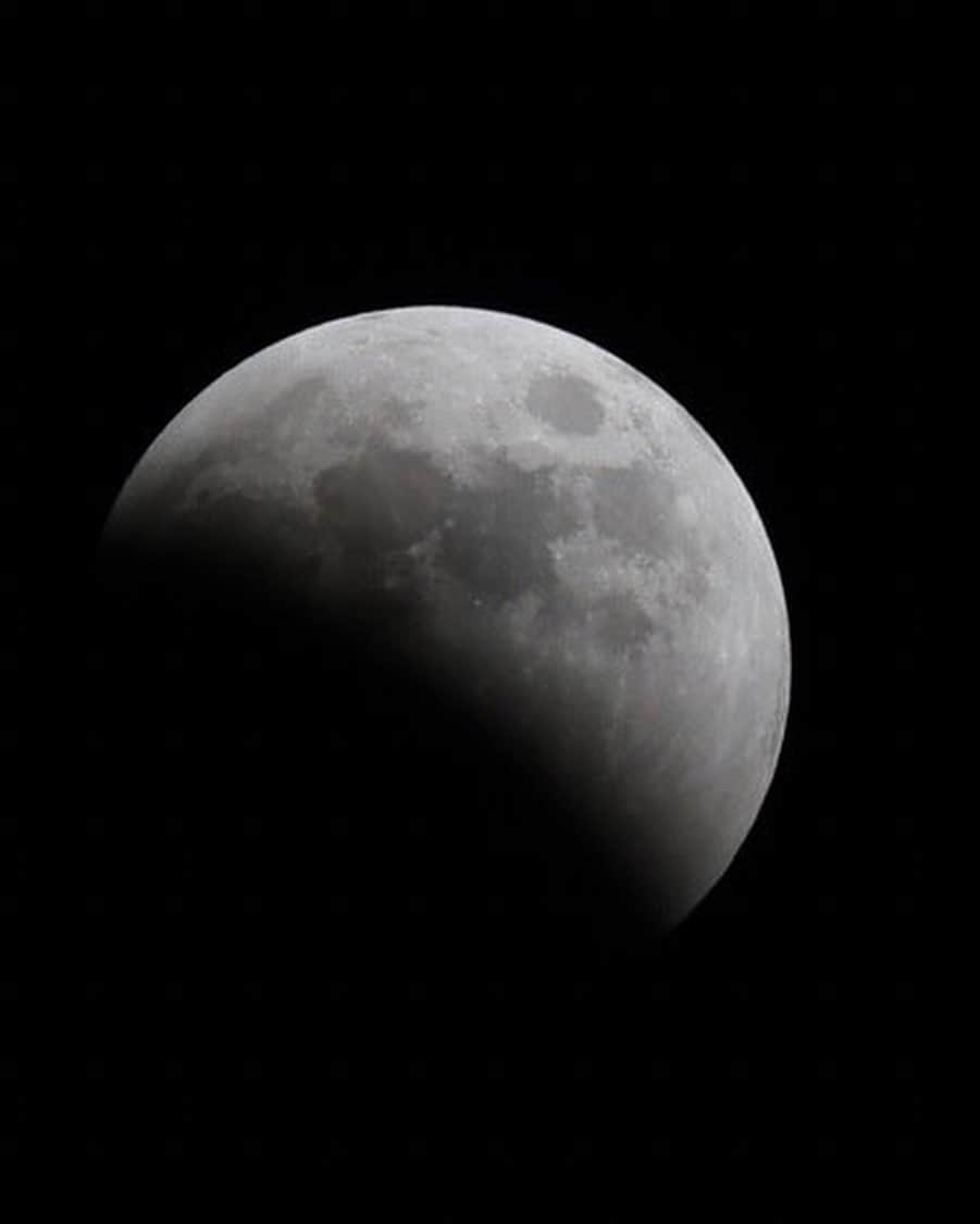 竹内由恵さんのインスタグラム写真 - (竹内由恵Instagram)「今日はとあるイベントでした✨ 近くで皆既月食が見られました！幻想的で、みんなで感動してしまいました🥹 プロのカメラマンさんも現場にいらしたので写真いただいちゃいましたー！さすがプロ！🌕  #皆既月食 #赤胴色の月 も見られた#惑星食は442年ぶり」11月8日 23時05分 - yoshie0takeuchi