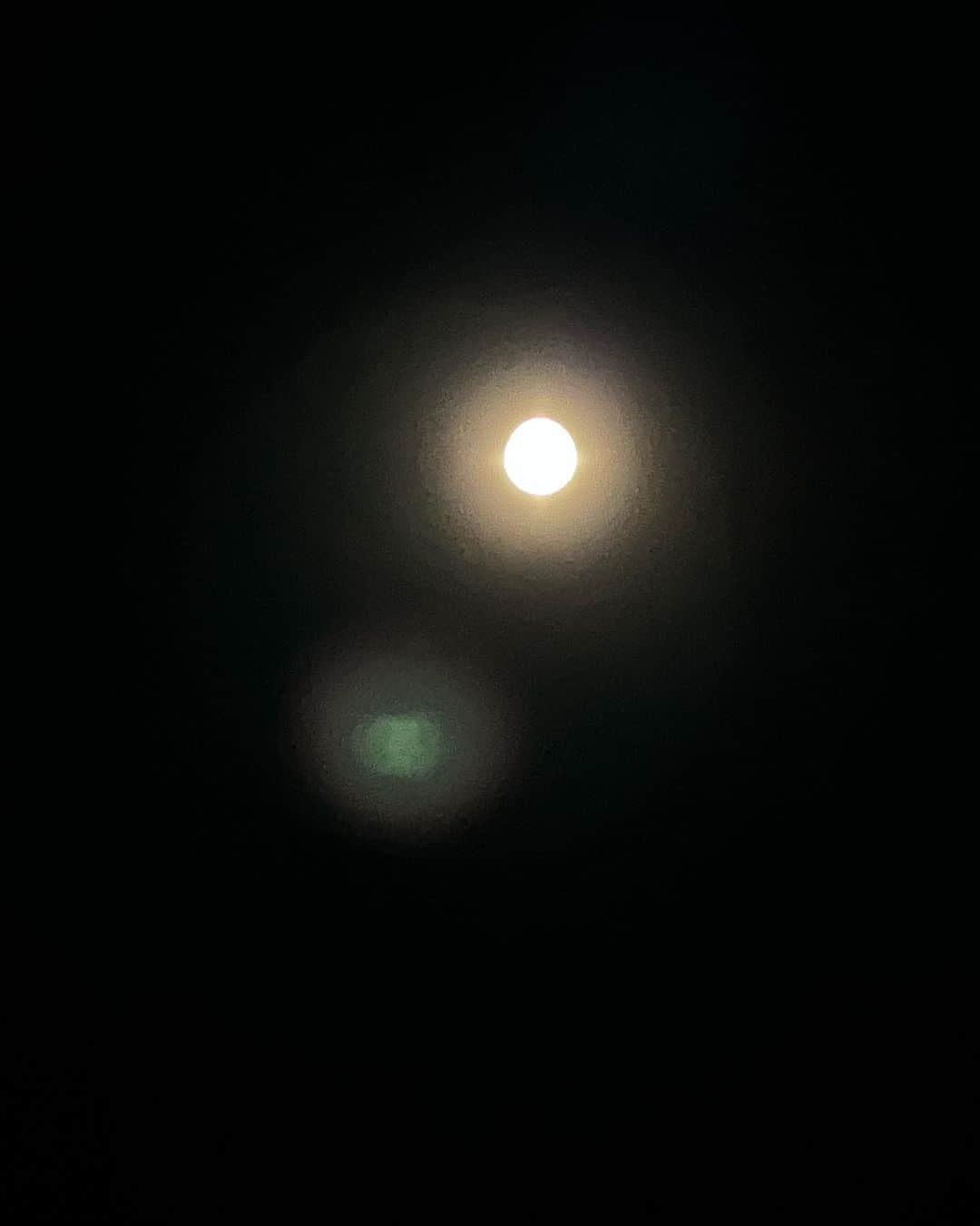 原日出子さんのインスタグラム写真 - (原日出子Instagram)「私も 見てました🌕 お稽古帰りの空を見上げたら 欠けていく月 お家に着いたら 赤い月 もう一回外に出たら 輝くように 白い月 自然の作り出す景色に 圧倒されますね。 地球の上に 本当にちっぽけな私… 奇跡のように ここに生かされている… 大切に 生きようって 思います。 なぜか おつき様に手を合わせ いっぱいお願い事をしてしまいました。欲深い私😅  #満月 #皆既月食 #みんな空を見上げて #浄化の光 #天体ショー」11月9日 8時02分 - hara_hideko