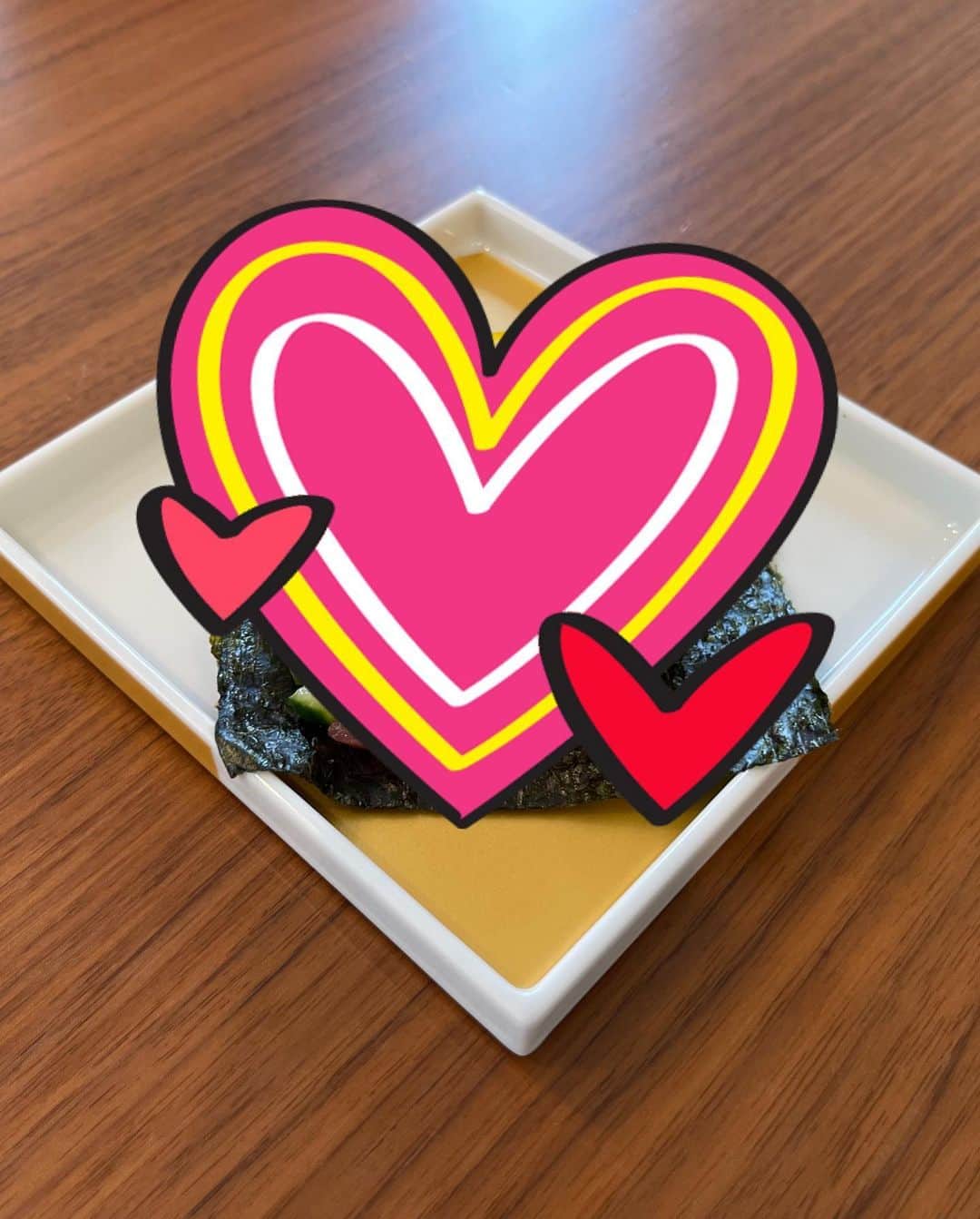 本田朋子さんのインスタグラム写真 - (本田朋子Instagram)「4歳になったら、イクラとマグロを食べられるようになる！という宣言通り、マグロを食べるようになった息子。 今まではカッパ巻き一筋でしたが、これからは更にいろいろな美味しいお寿司を一緒に食べられるね♡  さて、そんな中、明日オンエアの『モニタリング！』で、スシローの新メニュー　採用モニタリングに出演しております。 新メニュー考案してる時間、楽しかったなぁ。  11月10日木曜日　20時〜 TBS『モニタリング！』  ぜひご覧ください！  #4歳 #男の子ママ #スシロー #モニタリング #新メニュー #献立 #本田朋子のweekly献立」11月9日 10時13分 - tomoko_honda_official_phonics