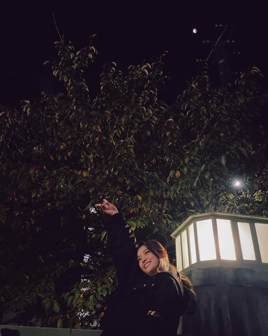 松村沙友理さんのインスタグラム写真 - (松村沙友理Instagram)「🍎  新しい作品の撮影にも入っております！  昨日は珍しいお月様だったようで 撮影の合間に　スタッフさんみんなと ばっちり観れました！！！ 写真は　ちょっと余韻のお月様です🌒  寒暖差が激しい季節ですので 皆さま体調にはお気をつけくださいませ😭  #皆既月食」11月9日 13時26分 - matsumura_sayuri_official