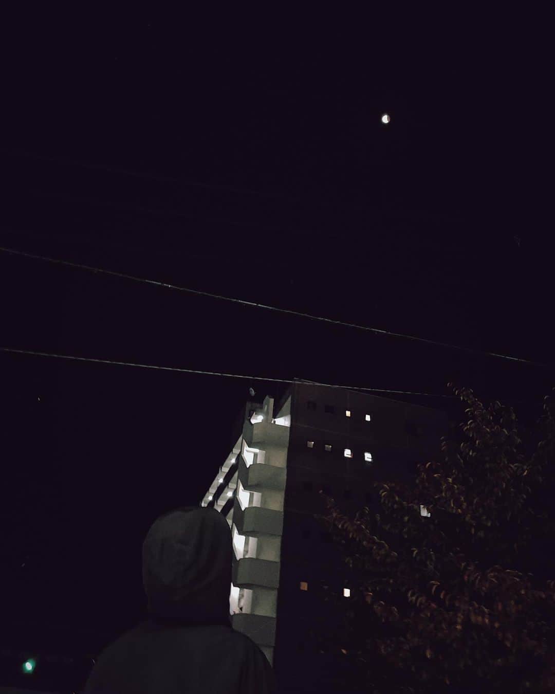 松村沙友理さんのインスタグラム写真 - (松村沙友理Instagram)「🍎  新しい作品の撮影にも入っております！  昨日は珍しいお月様だったようで 撮影の合間に　スタッフさんみんなと ばっちり観れました！！！ 写真は　ちょっと余韻のお月様です🌒  寒暖差が激しい季節ですので 皆さま体調にはお気をつけくださいませ😭  #皆既月食」11月9日 13時26分 - matsumura_sayuri_official