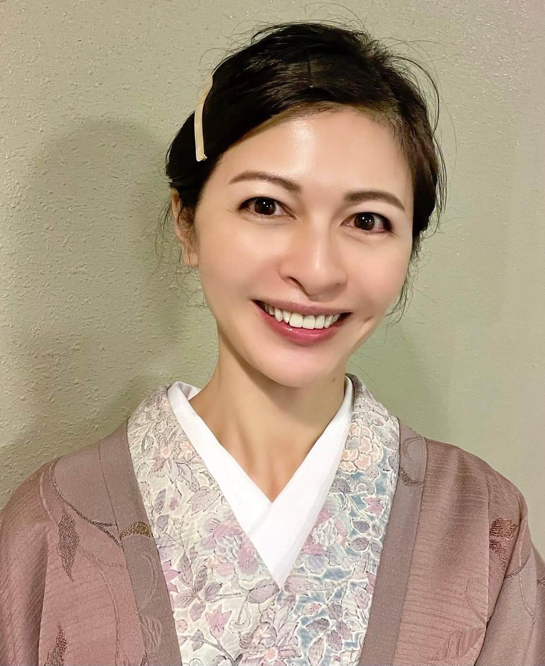 太田景子さんのインスタグラム写真 - (太田景子Instagram)「昨夜の皆既月食、幻想的で綺麗でしたね🌕  東京も、道ゆく人、家や職場から外に出てくる人、たくさんの人が空を見上げて鑑賞を楽しんでいました☺️🌾  皆既月食と惑星食のコラボ、前回は本能寺の変の2年前というのが話題になっているようですが、その時は惑星食も肉眼で見えたんでしょうか🤔 信長や秀吉や家康は真っ赤な月を見て何を思ったのでしょうね〜✨  さてフォロワーの皆さまから、もっとお着物投稿が見たい！と、リクエストを度々頂いておりましたが、撮る暇がなかったりご紹介できるようなコーデじゃなかったりでなかなか更新に至らず🙇‍♀️😫😣  先日ようやく撮ったものを投稿しますね😊 この日は強風で、一日あっちこっち動いた後なので髪も顔も着物もかなり乱れまくっていますがお許しください…🫣 (前髪なんてどうしようもなくなって撮影用にピンで応急処置🙃)  実はこのコーデも、小紋に道行と本来のルールではあり得ない組み合わせになっていますが、ちょうどいい羽織ものがなかったので致し方なし🥹 この帯は胴のお花が片面はピンク片面は白で変えられるのですがどうしてもピンクを出したくてやったこともないのに関西巻きにトライ👐🏻奇跡的に一回で決めることができて乗りたい電車に間に合いました🚃  着物の着やすい季節になったせいか、街でも着物姿の方を見かけることが多くなってきました💕 他の方の着付けやコーディネートを見ているだけでもわくわくして着物着たくなってしまう私です🤭🍀」11月9日 13時28分 - keiko_ota1121