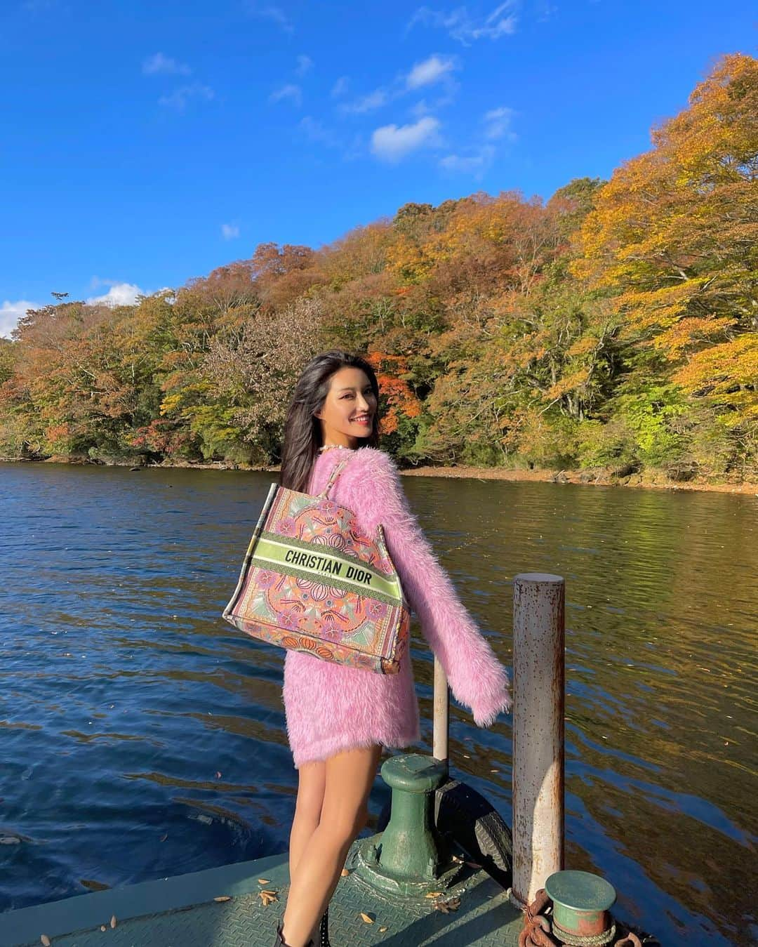 MIKAさんのインスタグラム写真 - (MIKAInstagram)「Autumn vibes 🍂 ⠀ Pink cookie monster sweater, Onsen, feel Japan ♨︎ ⠀」11月9日 15時19分 - cjd_mika