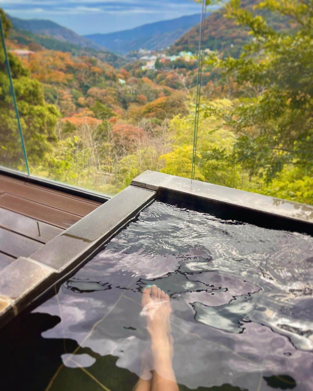 MIKAさんのインスタグラム写真 - (MIKAInstagram)「Autumn vibes 🍂 ⠀ Pink cookie monster sweater, Onsen, feel Japan ♨︎ ⠀」11月9日 15時19分 - cjd_mika