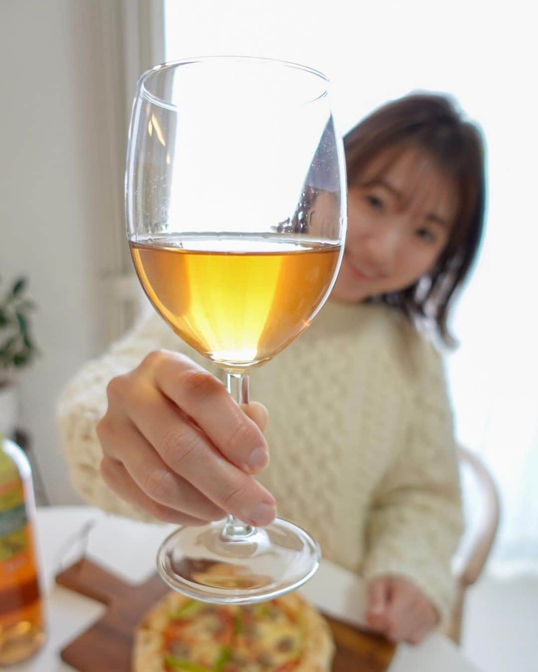 的場絢香さんのインスタグラム写真 - (的場絢香Instagram)「* ⁡ 休日はお昼からおうちで飲んじゃったりして🍷𓈒𓏸 ⁡ この日はナチュールのオレンジワインをチョイス。 (ってかっこよく言ってみたけど  ワイン全然詳しくないです🫥💭) ⁡ オレンジは、白ブドウを使って 赤ワインの製法で造られているそう。 赤と白のいいところを兼ね備えてるワインなんだって！  ◼︎ ルナリア・アンセストラル・オレンジ・ 　ナチュレ・ワイン  1,628円(税込) 原料はブドウのみの超自然派ワイン。 フルーティな香りで口当たりやわらか~。 お昼から飲むのにもピッタリ♡ ⁡ ナチュールワインは、化学物質を使用せずに自然の力を借りながら伝統的な方法で造られたワイン。 いろんなお酒を扱っている酒のカワサキグループでは ナチュールも手に取りやすい価格なので気軽にワインが楽しめちゃいます🍾 ⁡ _ _ _ ⁡ ⚫︎ 公式Instagram　 　@moekawa_naturalwine  ⁡ ⚫︎ 店舗 　Shock!! ショック店（石川県加賀市） 　Chance チャンス店（石川県金沢市） 　Galleria ギャラリア店（石川県野々市市） ⁡ ⚫︎ EC 　楽天 燃えるカワサキグループ ⁡ _ _ _ #酒のカワサキグループ #石川県 #金沢 #ナチュールワイン #自然派ワイン #ナチュラルワイン #ヴァンナチュール #ワイン #おうち時間 #おうちワイン #pr #wine #kanazawa」11月9日 20時17分 - ayaka_matoba