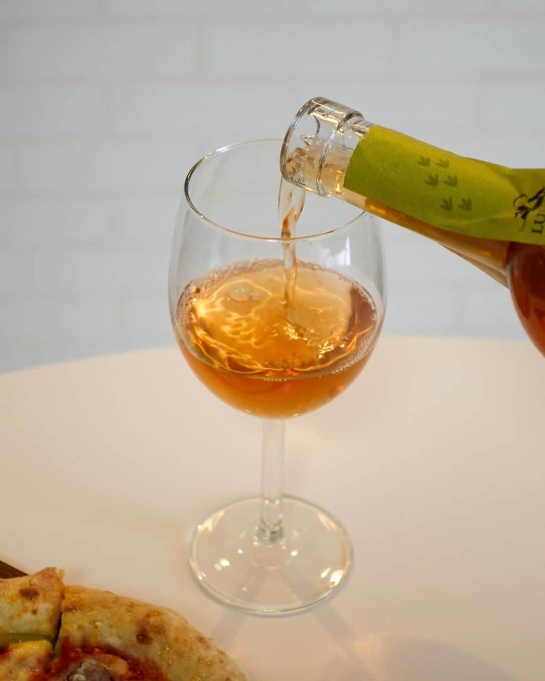 的場絢香さんのインスタグラム写真 - (的場絢香Instagram)「* ⁡ 休日はお昼からおうちで飲んじゃったりして🍷𓈒𓏸 ⁡ この日はナチュールのオレンジワインをチョイス。 (ってかっこよく言ってみたけど  ワイン全然詳しくないです🫥💭) ⁡ オレンジは、白ブドウを使って 赤ワインの製法で造られているそう。 赤と白のいいところを兼ね備えてるワインなんだって！  ◼︎ ルナリア・アンセストラル・オレンジ・ 　ナチュレ・ワイン  1,628円(税込) 原料はブドウのみの超自然派ワイン。 フルーティな香りで口当たりやわらか~。 お昼から飲むのにもピッタリ♡ ⁡ ナチュールワインは、化学物質を使用せずに自然の力を借りながら伝統的な方法で造られたワイン。 いろんなお酒を扱っている酒のカワサキグループでは ナチュールも手に取りやすい価格なので気軽にワインが楽しめちゃいます🍾 ⁡ _ _ _ ⁡ ⚫︎ 公式Instagram　 　@moekawa_naturalwine  ⁡ ⚫︎ 店舗 　Shock!! ショック店（石川県加賀市） 　Chance チャンス店（石川県金沢市） 　Galleria ギャラリア店（石川県野々市市） ⁡ ⚫︎ EC 　楽天 燃えるカワサキグループ ⁡ _ _ _ #酒のカワサキグループ #石川県 #金沢 #ナチュールワイン #自然派ワイン #ナチュラルワイン #ヴァンナチュール #ワイン #おうち時間 #おうちワイン #pr #wine #kanazawa」11月9日 20時17分 - ayaka_matoba