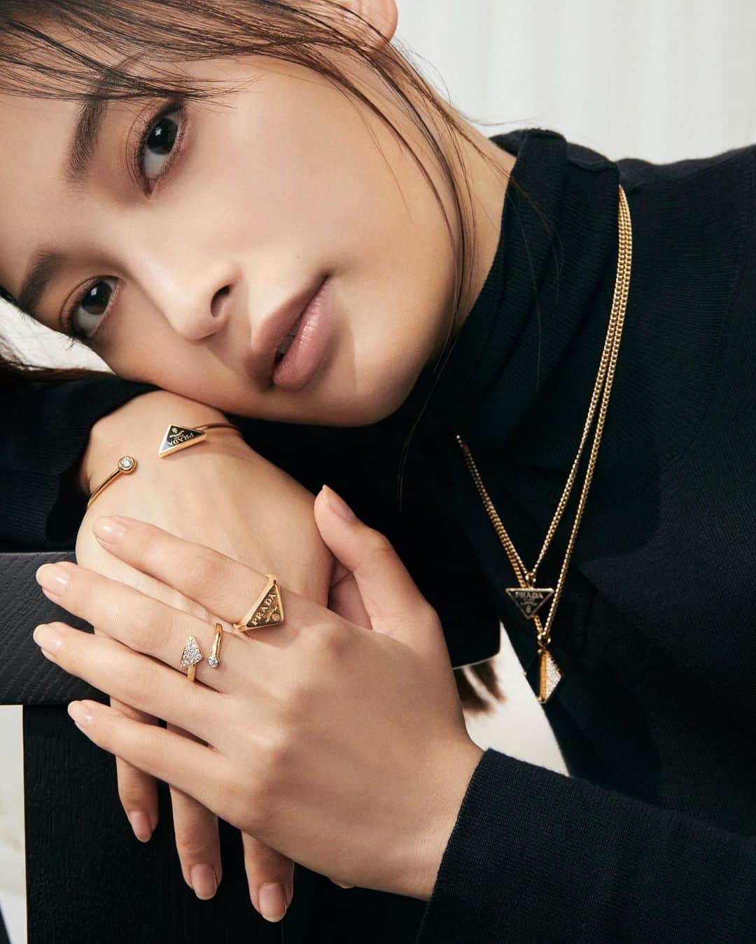 大政絢さんのインスタグラム写真 - (大政絢Instagram)「PRADAから ファインジュエリーコレクション「ETERNAL GOLD」が発表されました✨  なんと、全てリサイクルゴールドを使用したサスティナブルなジュエリーたち😌どれも美しくファッション性もあり素敵でした！  #PradaFineJewelry @Prada」11月9日 20時26分 - aya_omasa_official