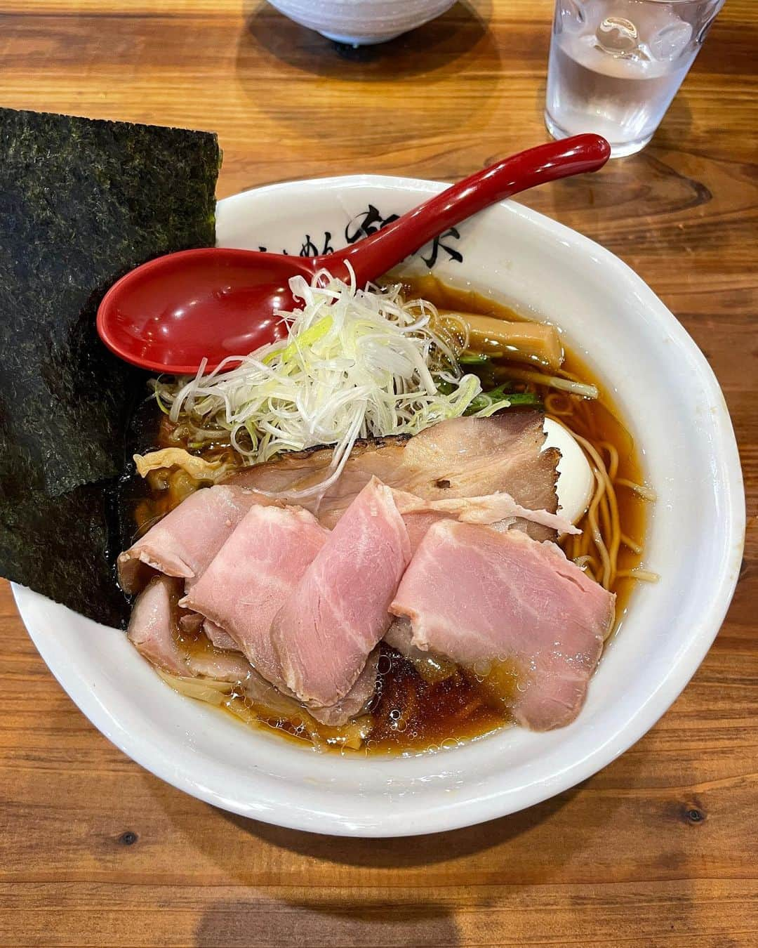 織田奈那さんのインスタグラム写真 - (織田奈那Instagram)「おしゃれなラーメン屋だった🍜 ニットワンピにロングブーツを合わせてる女子が好きです  #泉里香になりたい」11月9日 21時08分 - odanana924