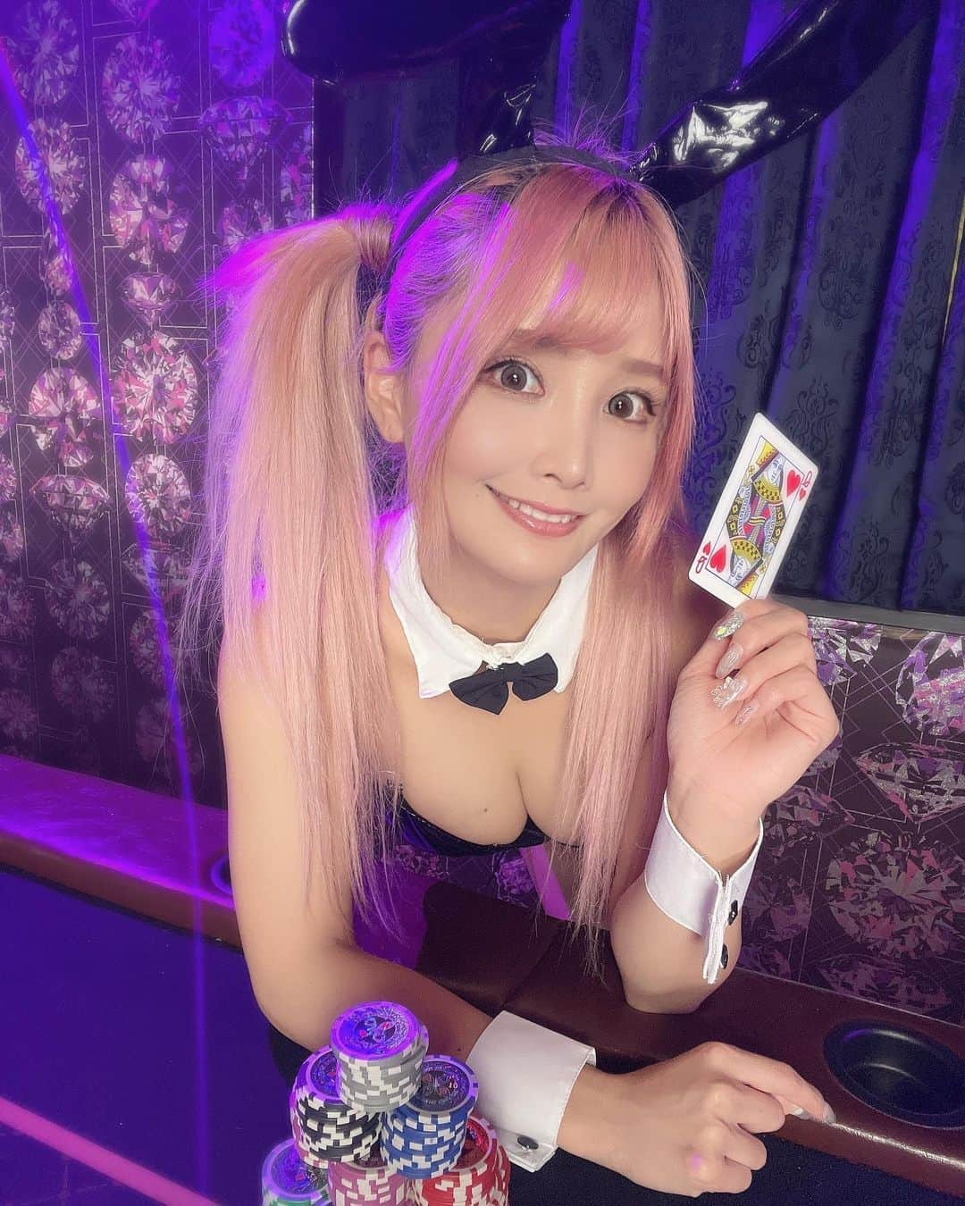 赤羽ももさんのインスタグラム写真 - (赤羽ももInstagram)「君は何を賭けてくれるのかな？   #バニーガール  #コスプレ  #カジノ  #ポーカー  #バニー」11月10日 0時02分 - momoakabane