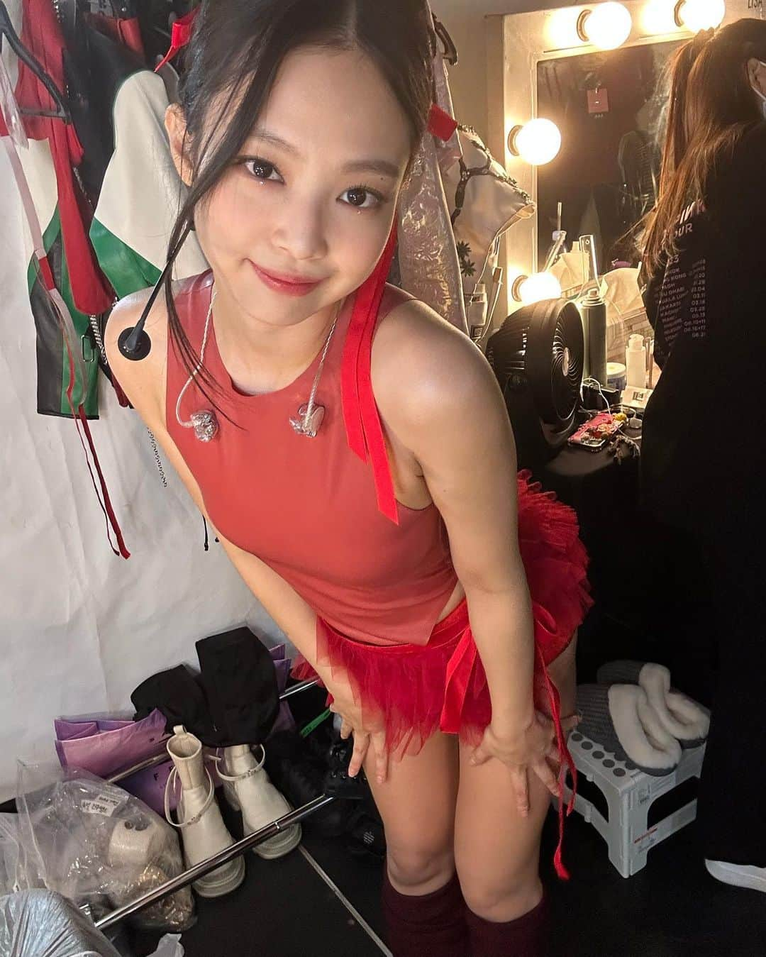 ジェニーさんのインスタグラム写真 - (ジェニーInstagram)「Quickchange moments in Houston❣️ Thank you for coming to our show, had the best time in H-town 💃」11月10日 4時40分 - jennierubyjane