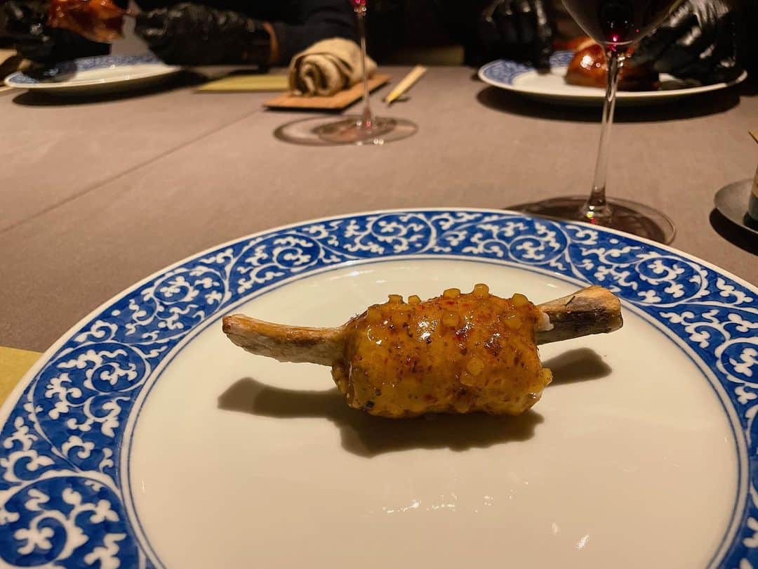 及川奈央さんのインスタグラム写真 - (及川奈央Instagram)「先日、前々から楽しみにしていた会食へ。 上海蟹の絶品コースをいただきました。  私は海老が食べられないのですが、蟹は大好きです。  美味しすぎて楽しくて満腹で、とても幸せな時間でした。 大変ご馳走様でした！」11月10日 12時40分 - naooikawa