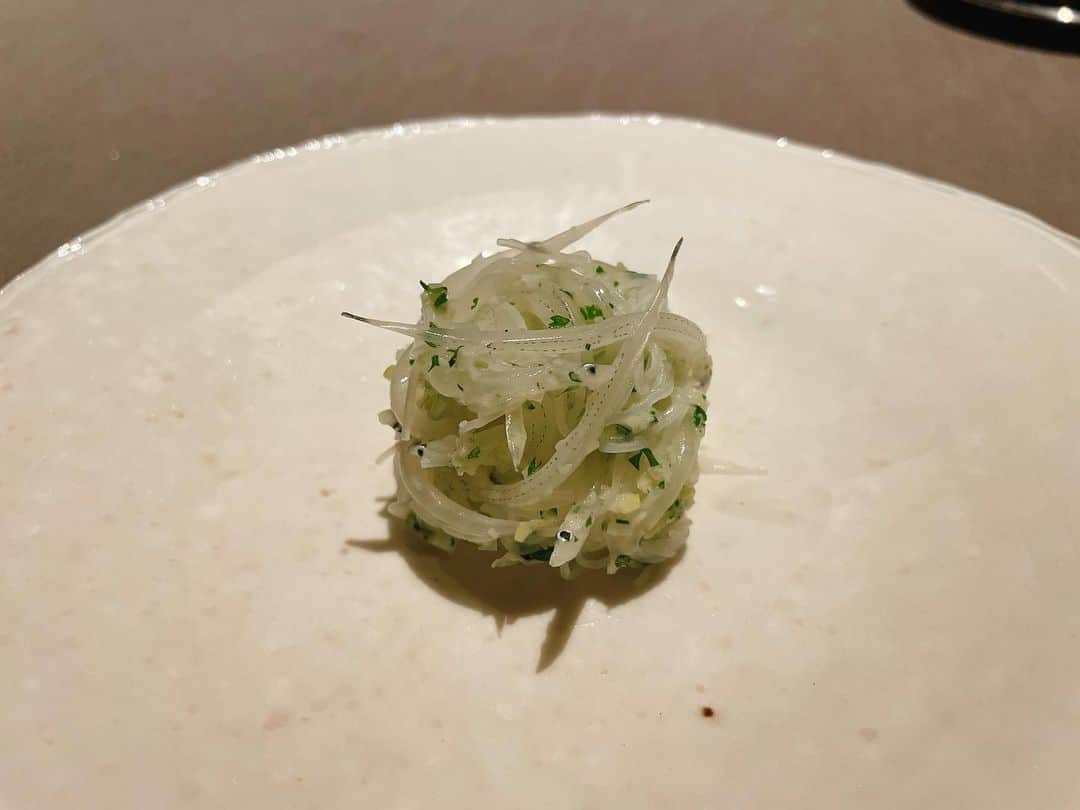 及川奈央さんのインスタグラム写真 - (及川奈央Instagram)「先日、前々から楽しみにしていた会食へ。 上海蟹の絶品コースをいただきました。  私は海老が食べられないのですが、蟹は大好きです。  美味しすぎて楽しくて満腹で、とても幸せな時間でした。 大変ご馳走様でした！」11月10日 12時40分 - naooikawa