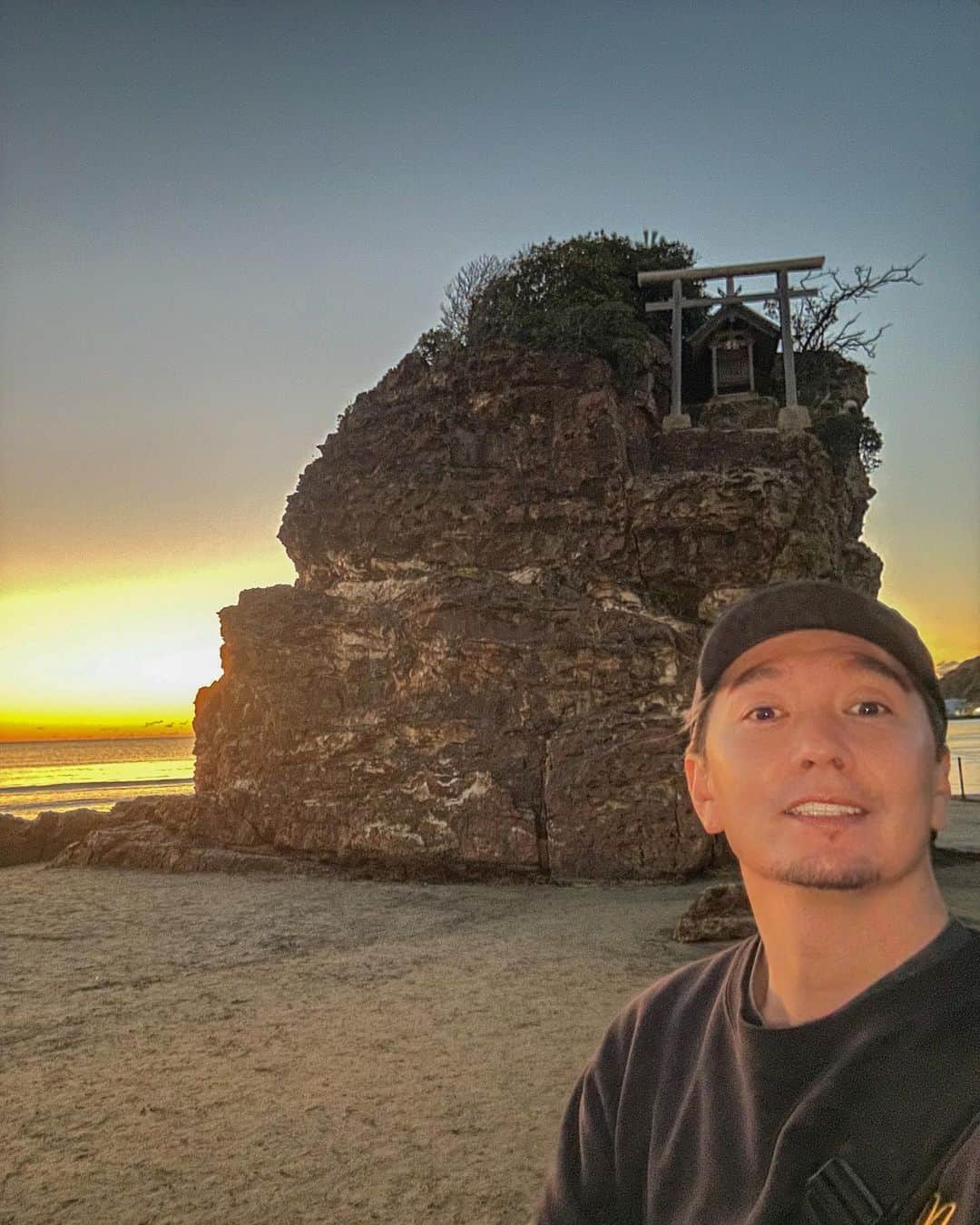 SHOCK EYEさんのインスタグラム写真 - (SHOCK EYEInstagram)「旧暦の10月に、この稲佐の浜に全国の神々が降り立ち、出雲大社へと向かう。  全国の神々が、この国の大切な話し合いの為に出雲に一堂に集まることから、全国的には10月を神の無い月（神無月）。 そして、出雲だけは神が在る月（神在月）と呼ぶんだそう✨  この時期に出雲に滞在できたこと、そしてこの稲佐の浜の夕暮れを撮影できたことは、とても有難いことでした✨ 神恩感謝🙏  この写真からパワーしか感じない😆✨✨✨  #出雲大社 #稲佐の浜 #弁天岩 #神在月 #神在祭 #神無月 #izumo #izumooyashiro #izumotaisha #japantravel #japantrip #canon #canonR5 #beautifuldestinations #discoverjapan #discoverearth #voyaged #awesome_photographers #IamATraveler #wonderful_places #japanphoto #japanphotography #japan_of_insta #livingonearth #theglobewanderer」11月10日 13時08分 - shockeye_official