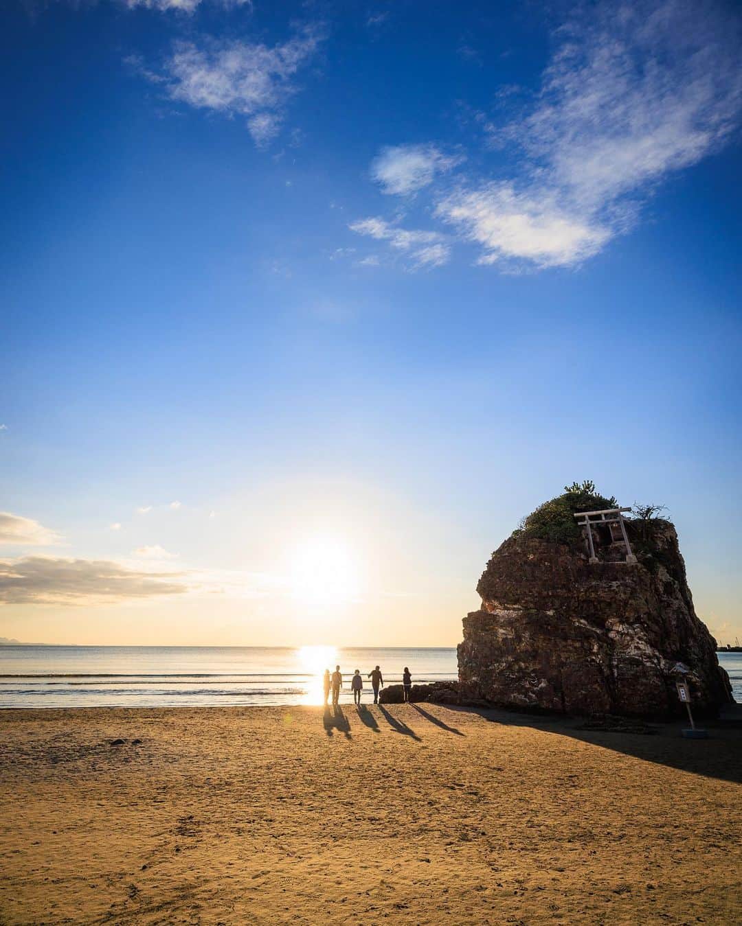 SHOCK EYEさんのインスタグラム写真 - (SHOCK EYEInstagram)「旧暦の10月に、この稲佐の浜に全国の神々が降り立ち、出雲大社へと向かう。  全国の神々が、この国の大切な話し合いの為に出雲に一堂に集まることから、全国的には10月を神の無い月（神無月）。 そして、出雲だけは神が在る月（神在月）と呼ぶんだそう✨  この時期に出雲に滞在できたこと、そしてこの稲佐の浜の夕暮れを撮影できたことは、とても有難いことでした✨ 神恩感謝🙏  この写真からパワーしか感じない😆✨✨✨  #出雲大社 #稲佐の浜 #弁天岩 #神在月 #神在祭 #神無月 #izumo #izumooyashiro #izumotaisha #japantravel #japantrip #canon #canonR5 #beautifuldestinations #discoverjapan #discoverearth #voyaged #awesome_photographers #IamATraveler #wonderful_places #japanphoto #japanphotography #japan_of_insta #livingonearth #theglobewanderer」11月10日 13時08分 - shockeye_official