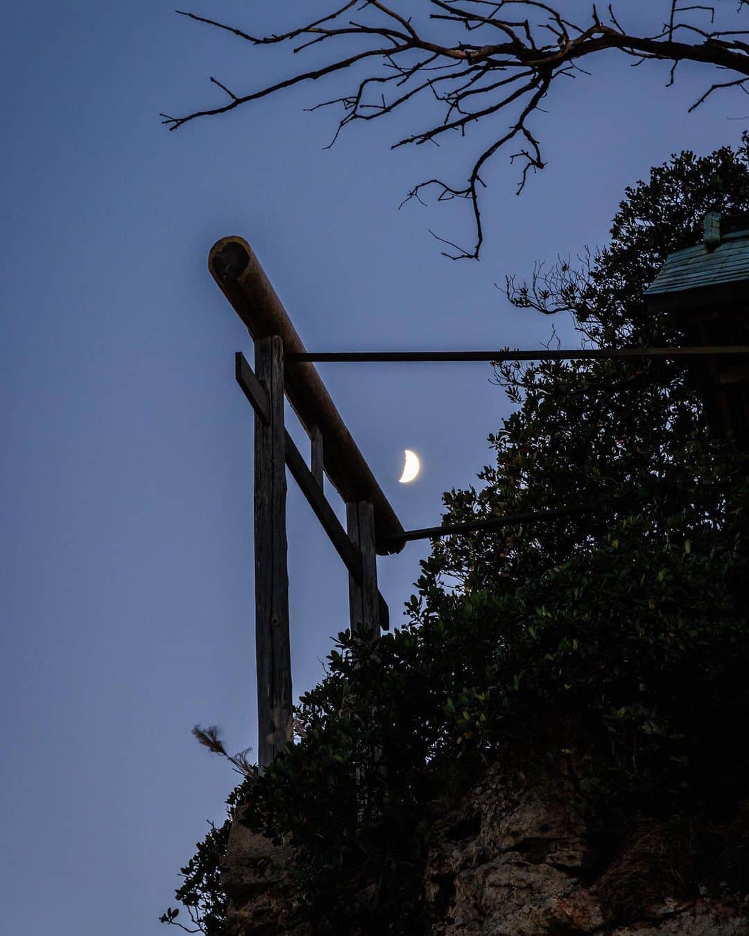 SHOCK EYEさんのインスタグラム写真 - (SHOCK EYEInstagram)「旧暦の10月に、この稲佐の浜に全国の神々が降り立ち、出雲大社へと向かう。  全国の神々が、この国の大切な話し合いの為に出雲に一堂に集まることから、全国的には10月を神の無い月（神無月）。 そして、出雲だけは神が在る月（神在月）と呼ぶんだそう✨  この時期に出雲に滞在できたこと、そしてこの稲佐の浜の夕暮れを撮影できたことは、とても有難いことでした✨ 神恩感謝🙏  この写真からパワーしか感じない😆✨✨✨  #出雲大社 #稲佐の浜 #弁天岩 #神在月 #神在祭 #神無月 #izumo #izumooyashiro #izumotaisha #japantravel #japantrip #canon #canonR5 #beautifuldestinations #discoverjapan #discoverearth #voyaged #awesome_photographers #IamATraveler #wonderful_places #japanphoto #japanphotography #japan_of_insta #livingonearth #theglobewanderer」11月10日 13時08分 - shockeye_official