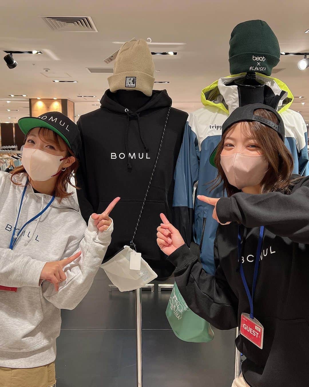 吉野七宝実さんのインスタグラム写真 - (吉野七宝実Instagram)「昨日から大阪に来ております！！  あさいあみと吉野七宝実がプロデュースしたアパレル、 BOMULのポップアップストア！  大丸梅田店8階にて出店中です✌️  昨日も平日にも関わらず多くの方が来てくださり、めちゃくちゃ嬉しいです！  ずっとネットショップだけだったけど、買ってくれる人の顔が見れるってやっぱり嬉しいよねー！！  本日もあさいさんと2人で18時までいますので遊びに来てね😘  #大阪　#大丸　#BOMUL #釣りガール　#釣り」11月10日 14時32分 - shihomi0305